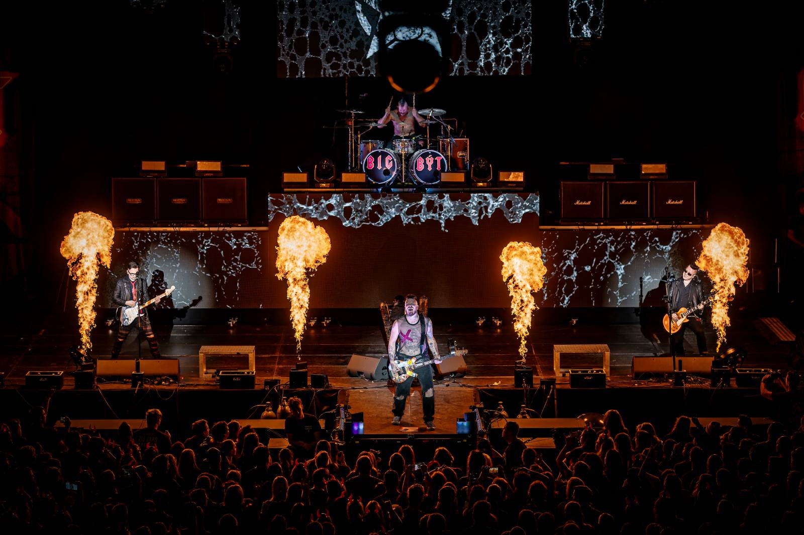 Rybičky 48 vyprodaly Forum Karlín. Nové album jim křtil Ota Váňa z Kabátu