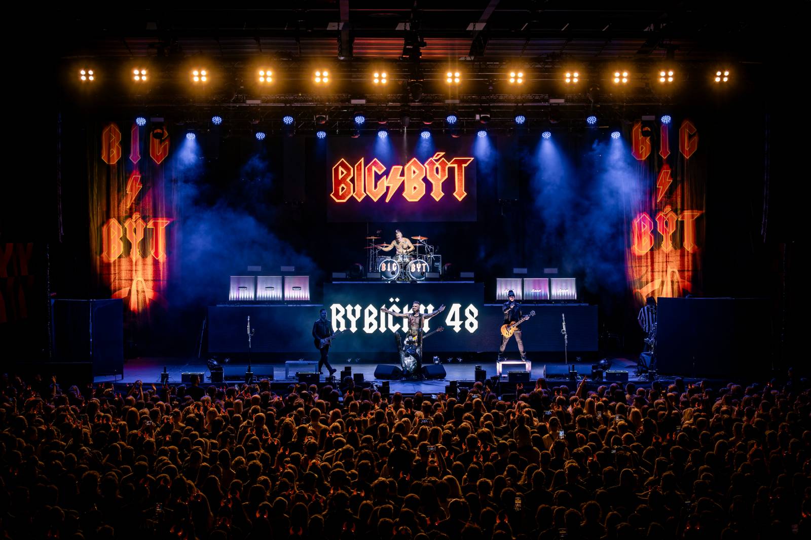 Rybičky 48 vyprodaly Forum Karlín. Nové album jim křtil Ota Váňa z Kabátu