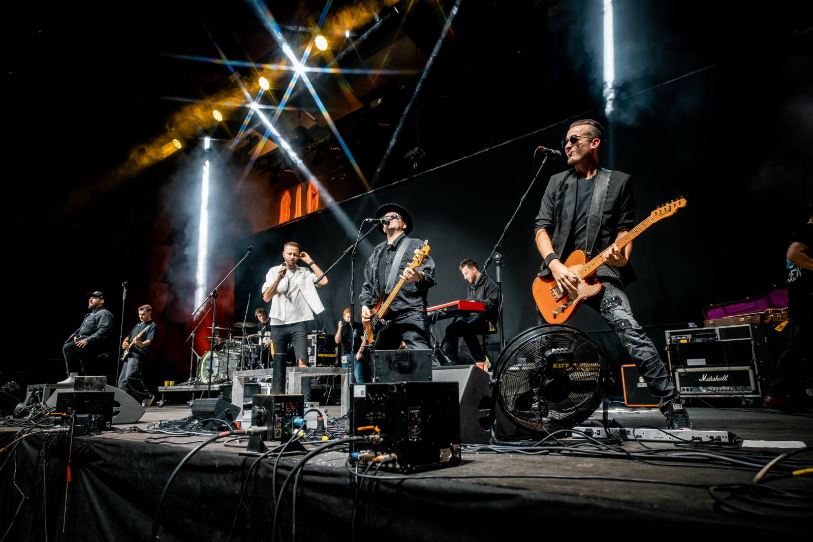 Rybičky 48 vyprodaly Forum Karlín. Nové album jim křtil Ota Váňa z Kabátu