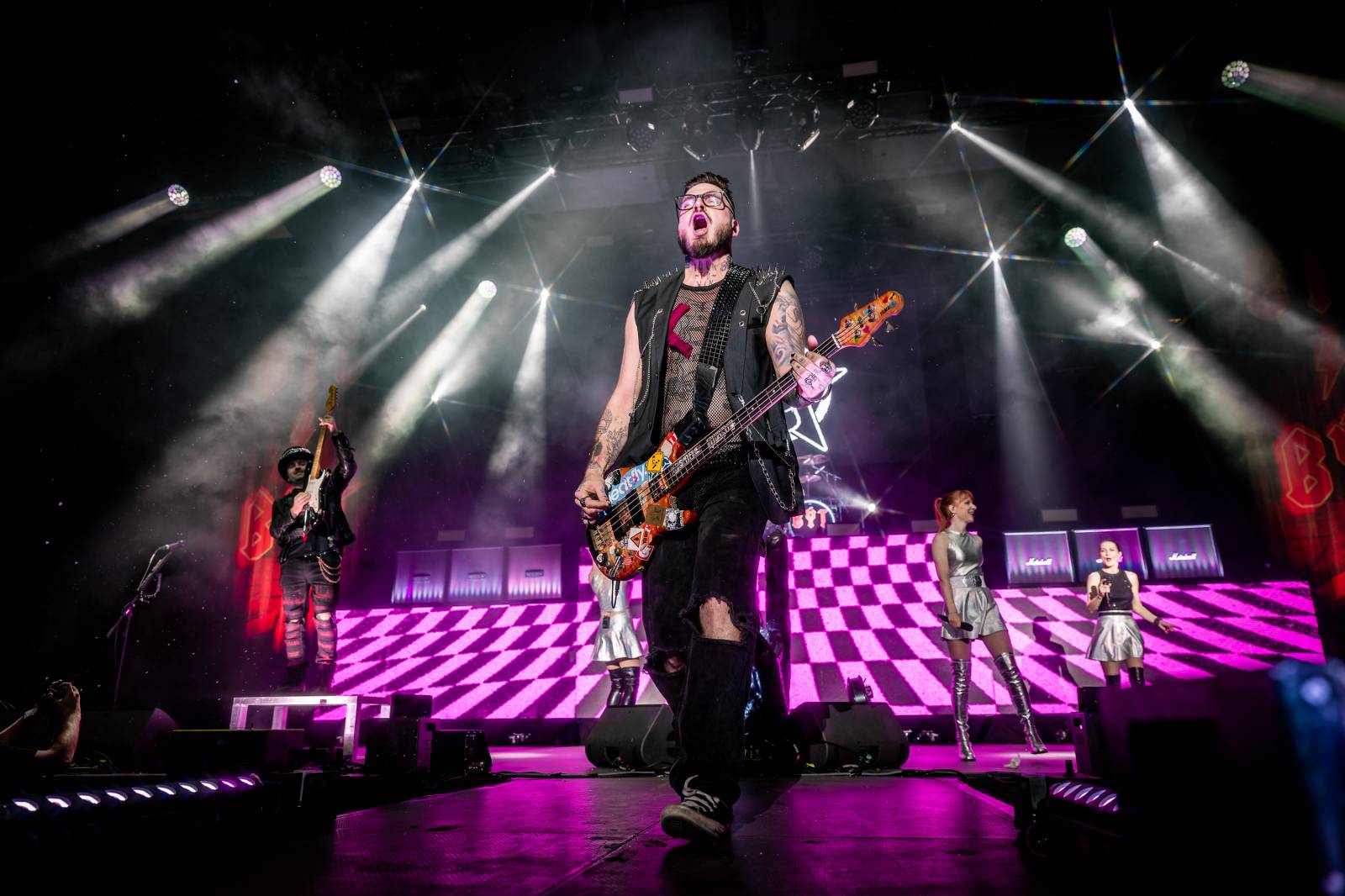 Rybičky 48 vyprodaly Forum Karlín. Nové album jim křtil Ota Váňa z Kabátu