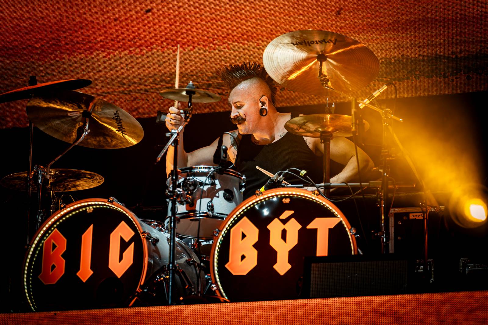 Rybičky 48 vyprodaly Forum Karlín. Nové album jim křtil Ota Váňa z Kabátu