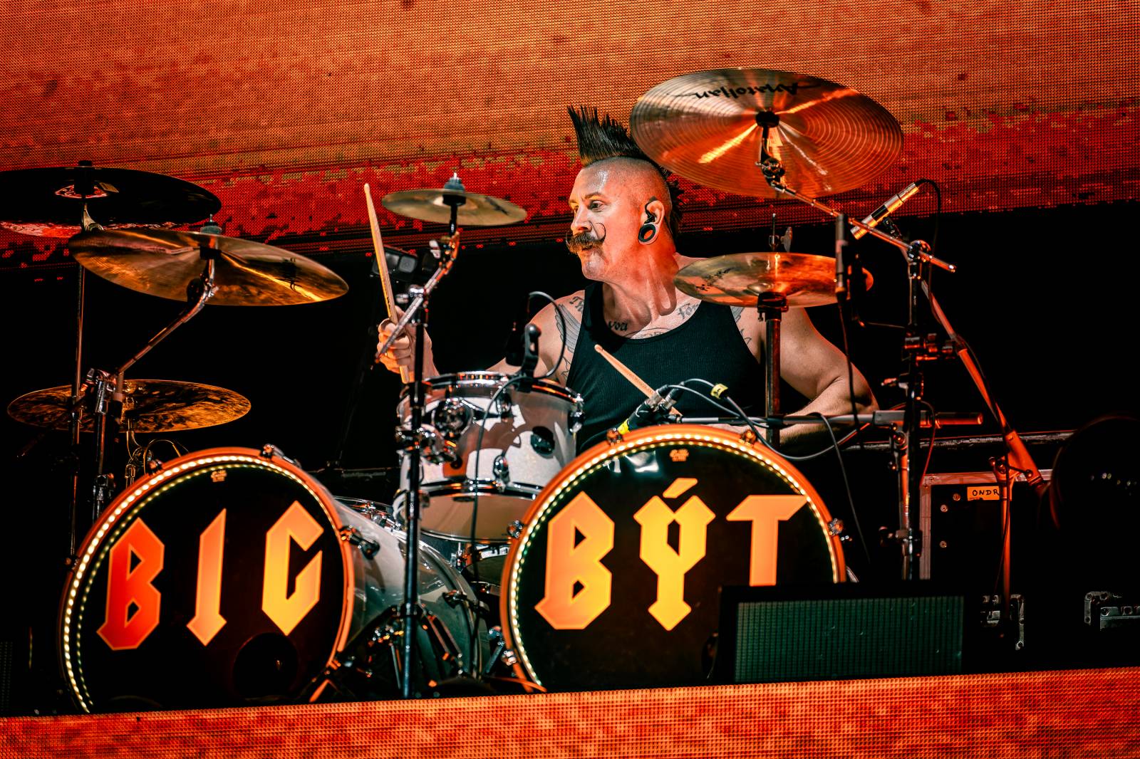 Rybičky 48 vyprodaly Forum Karlín. Nové album jim křtil Ota Váňa z Kabátu