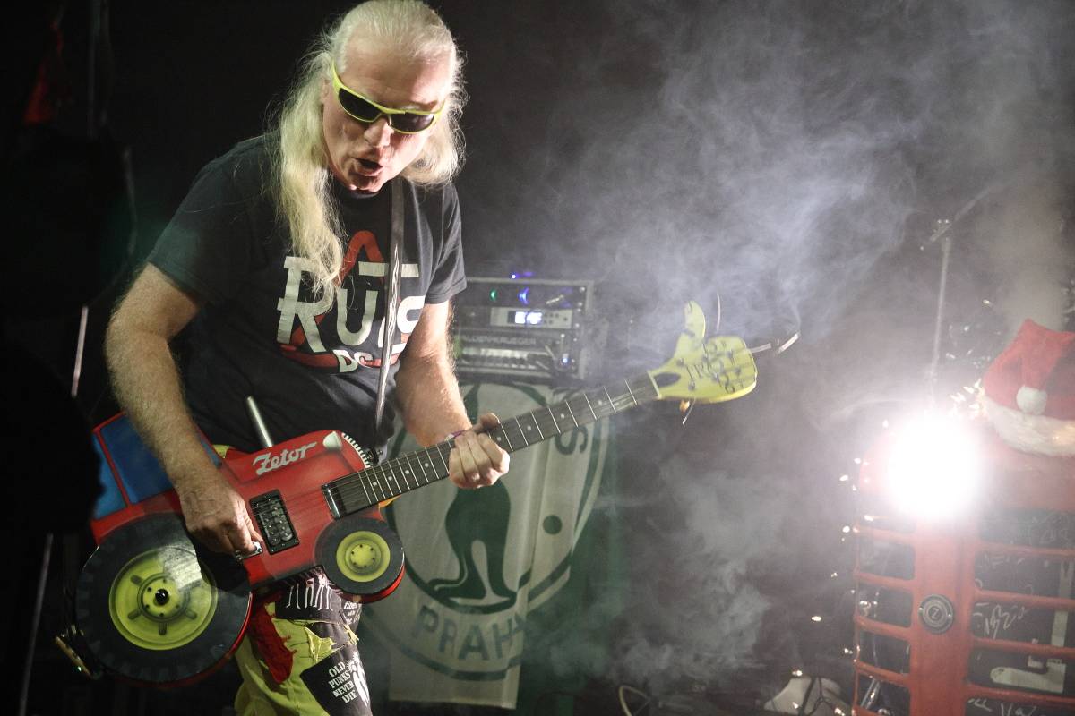 Skromní, ale nejlepší. Visací zámek oslavil 43 let ve stejném složení v punkovém stylu