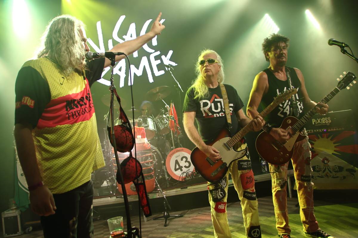 Skromní, ale nejlepší. Visací zámek oslavil 43 let ve stejném složení v punkovém stylu