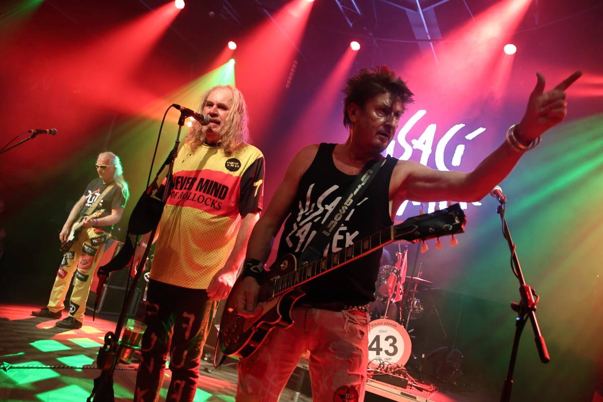 Skromní, ale nejlepší. Visací zámek oslavil 43 let ve stejném složení v punkovém stylu