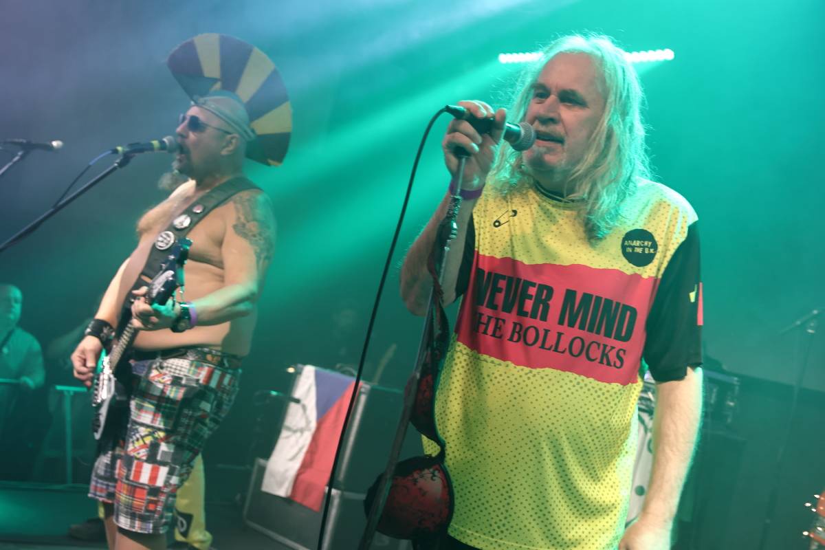 Skromní, ale nejlepší. Visací zámek oslavil 43 let ve stejném složení v punkovém stylu