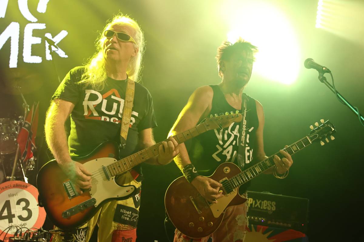 Skromní, ale nejlepší. Visací zámek oslavil 43 let ve stejném složení v punkovém stylu