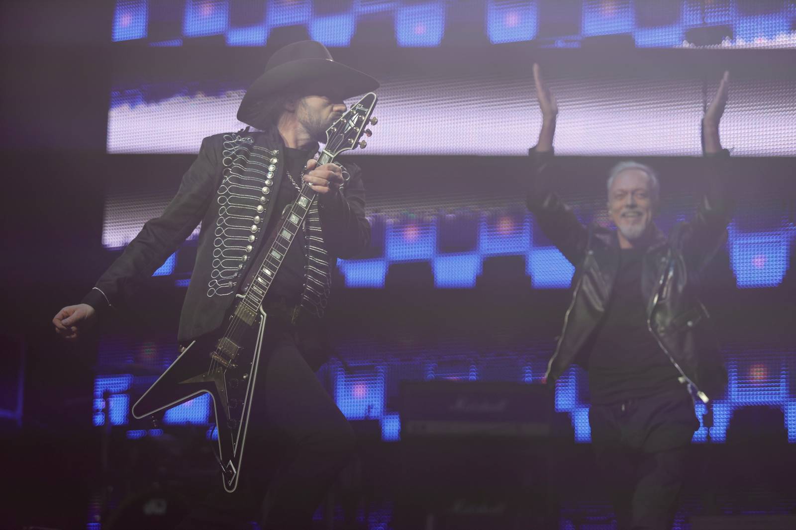 Lucie pomohla druhou vyprodanou O2 arenou Nadaci Terezy Maxové. Na pódium členové pozvali svoje děti