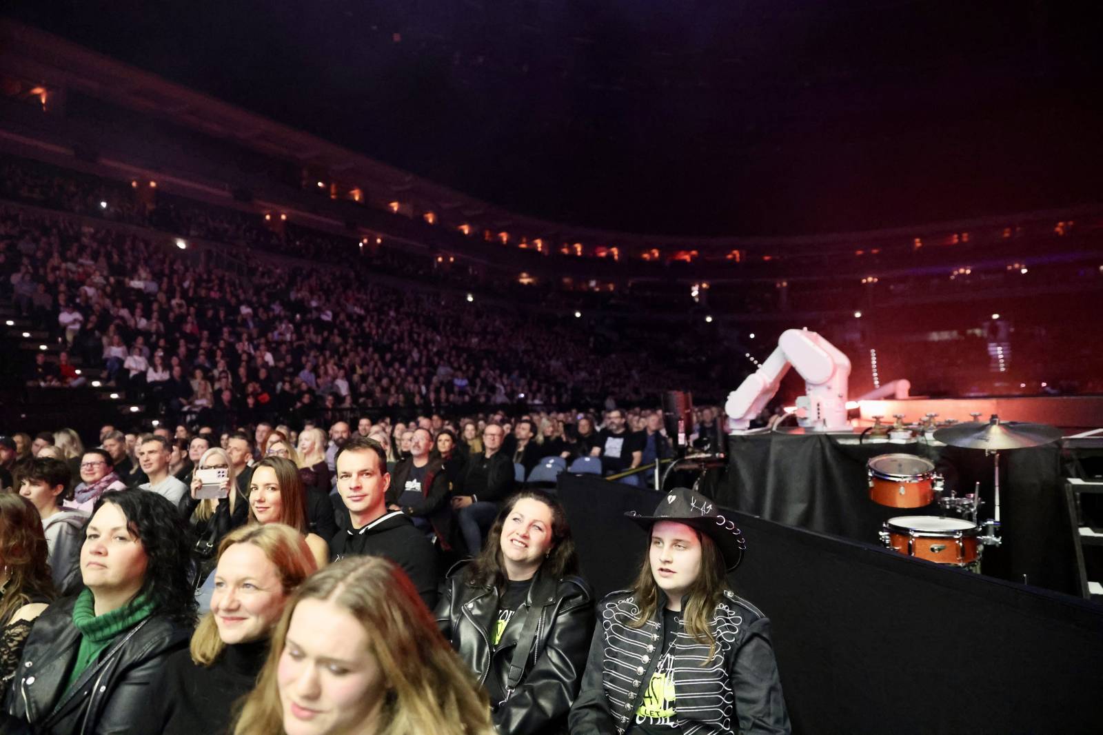 Lucie pomohla druhou vyprodanou O2 arenou Nadaci Terezy Maxové. Na pódium členové pozvali svoje děti