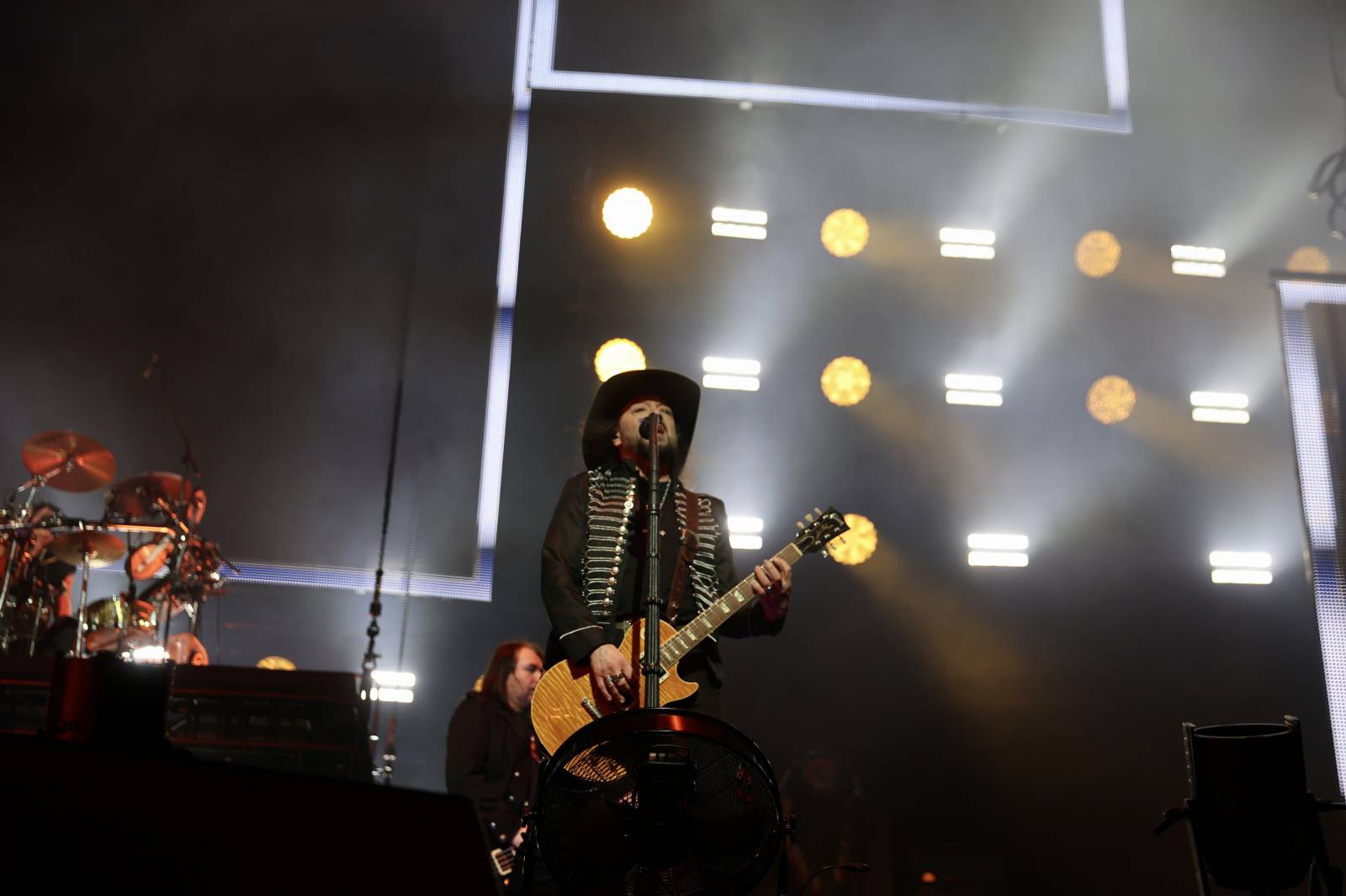 Lucie pomohla druhou vyprodanou O2 arenou Nadaci Terezy Maxové. Na pódium členové pozvali svoje děti