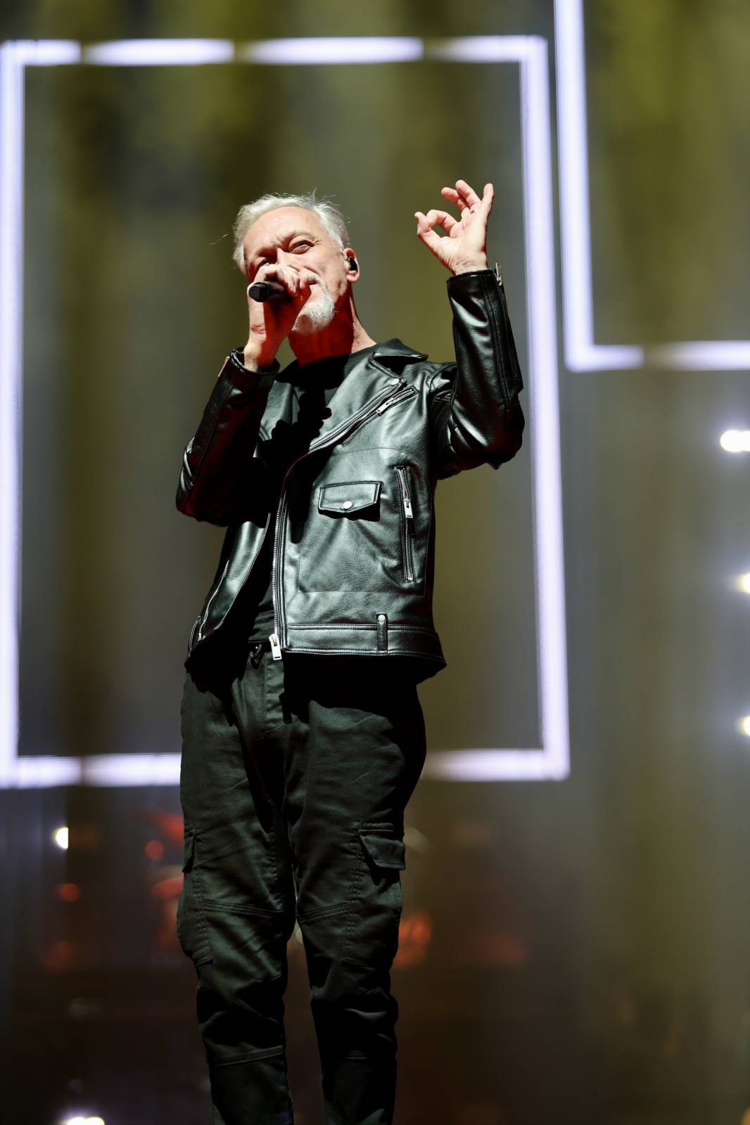 Lucie pomohla druhou vyprodanou O2 arenou Nadaci Terezy Maxové. Na pódium členové pozvali svoje děti