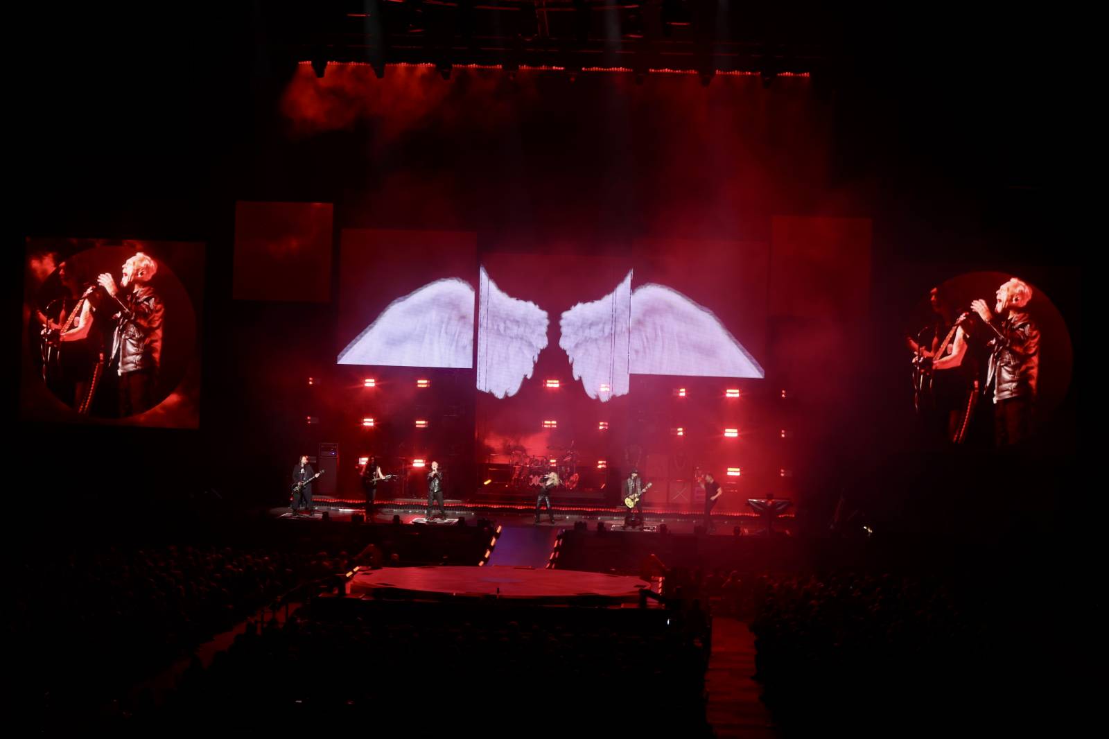 Lucie pomohla druhou vyprodanou O2 arenou Nadaci Terezy Maxové. Na pódium členové pozvali svoje děti