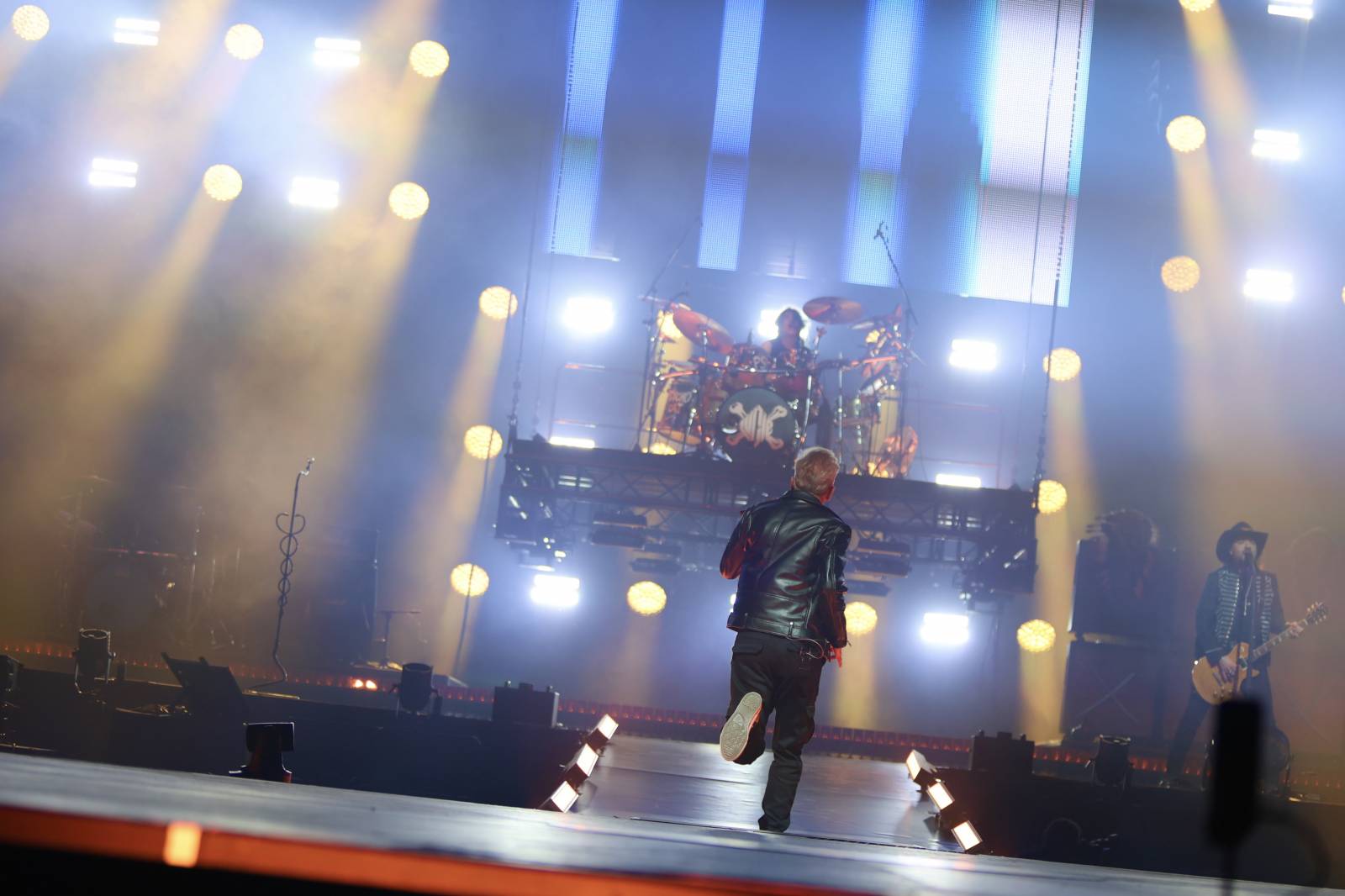 Lucie pomohla druhou vyprodanou O2 arenou Nadaci Terezy Maxové. Na pódium členové pozvali svoje děti