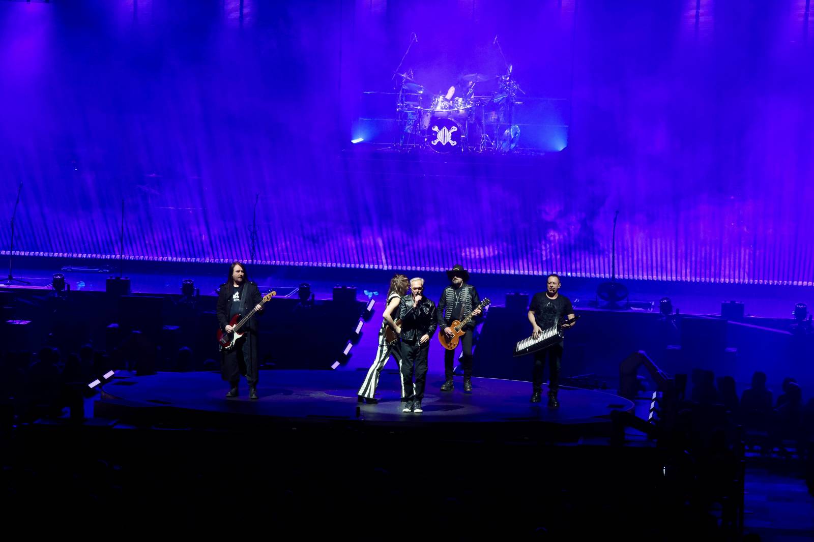 Lucie pomohla druhou vyprodanou O2 arenou Nadaci Terezy Maxové. Na pódium členové pozvali svoje děti