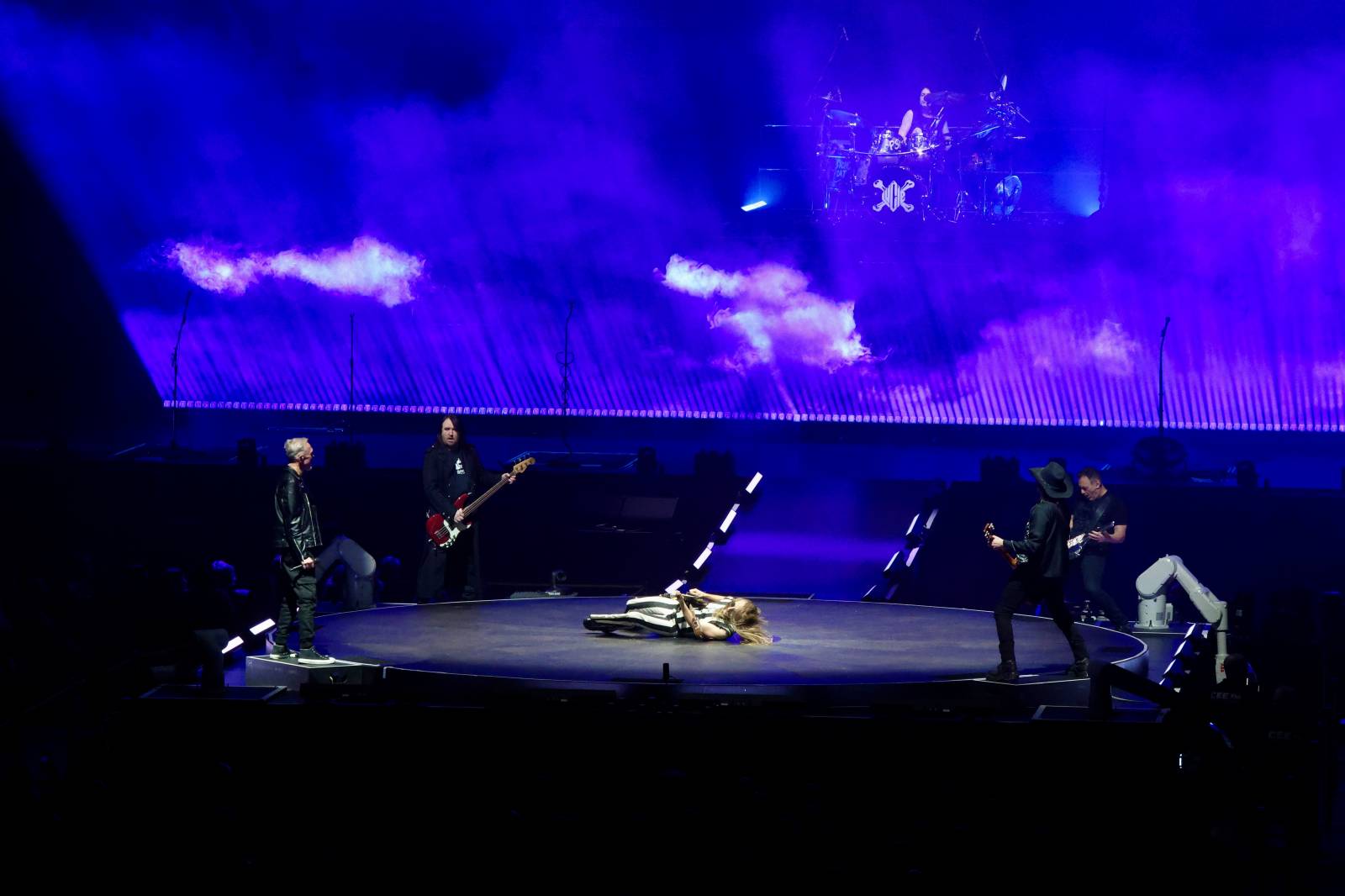 Lucie pomohla druhou vyprodanou O2 arenou Nadaci Terezy Maxové. Na pódium členové pozvali svoje děti