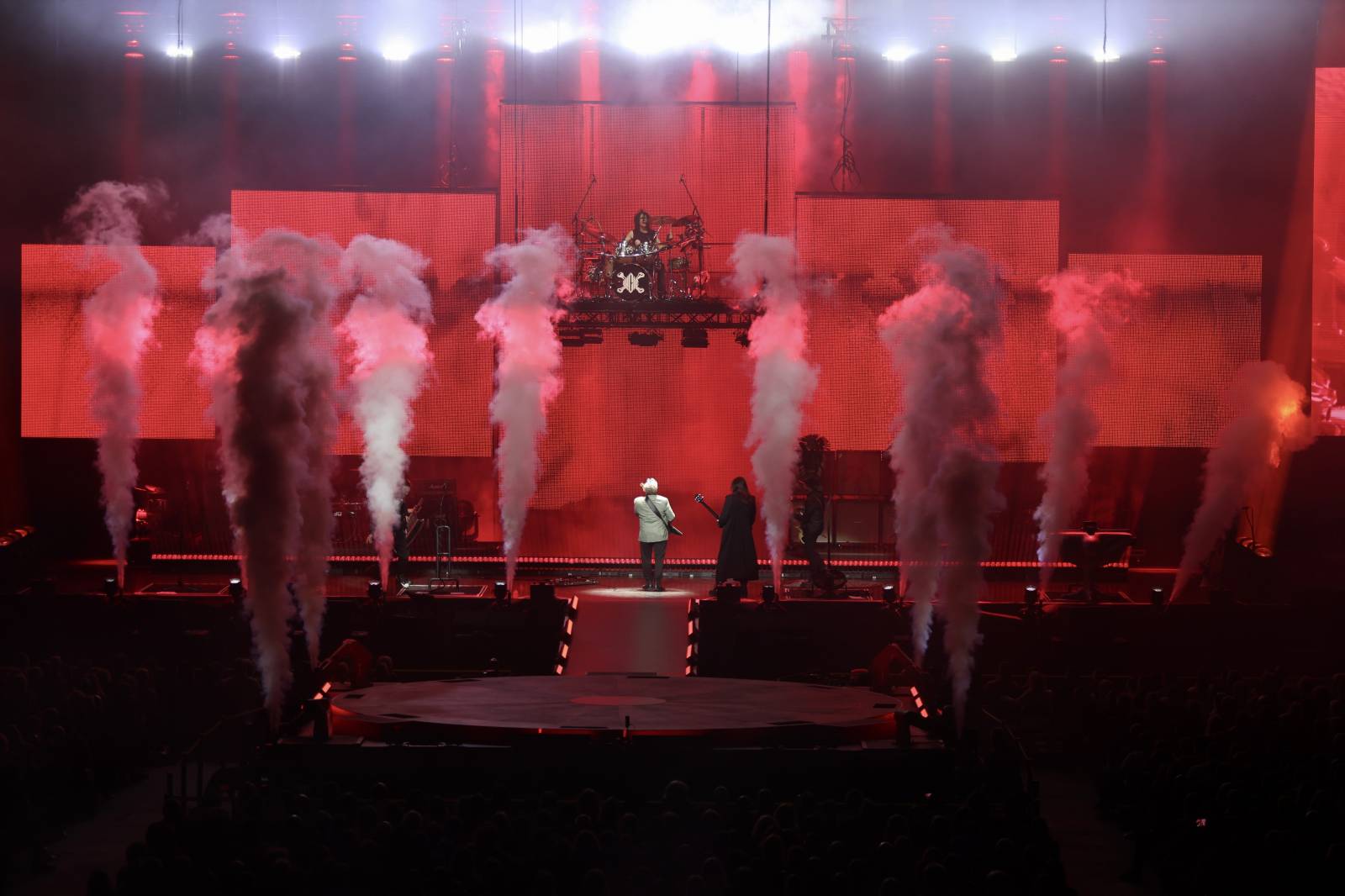 Lucie pomohla druhou vyprodanou O2 arenou Nadaci Terezy Maxové. Na pódium členové pozvali svoje děti