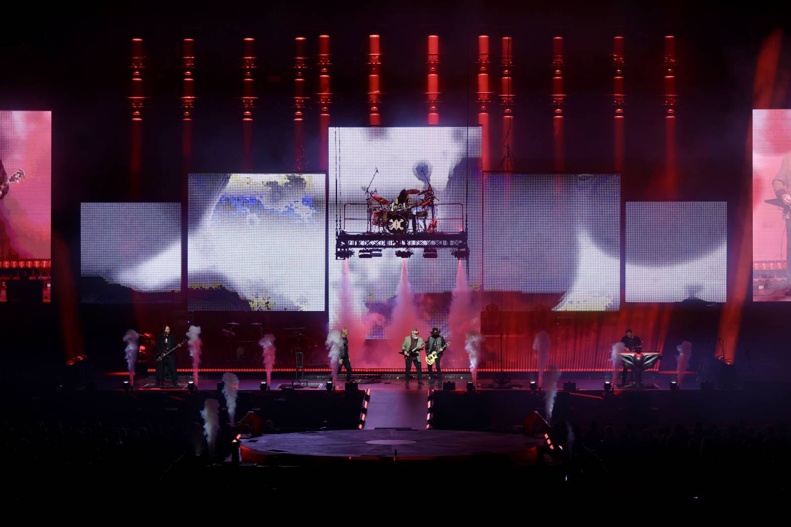 Lucie pomohla druhou vyprodanou O2 arenou Nadaci Terezy Maxové. Na pódium členové pozvali svoje děti