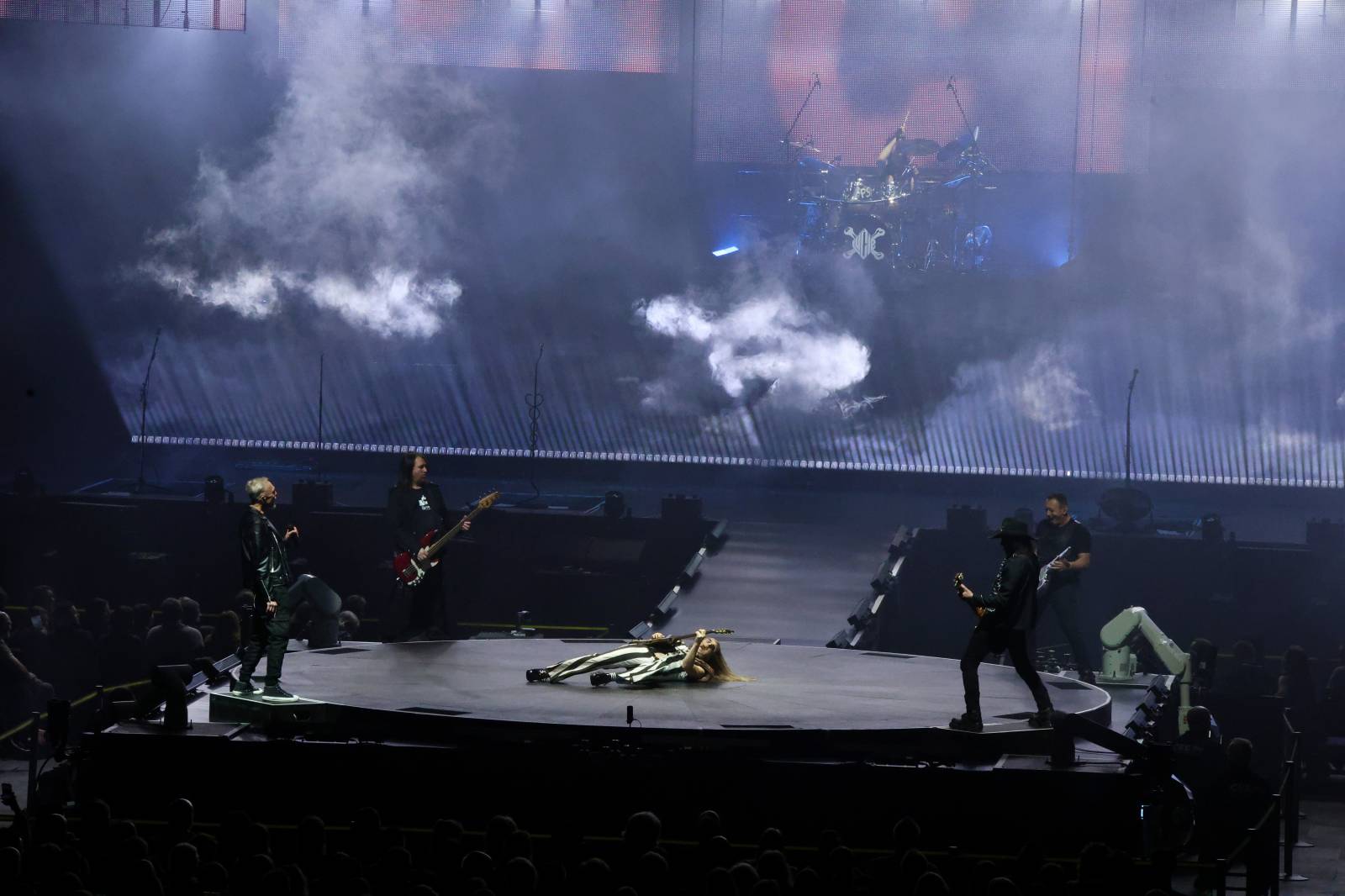 Lucie pomohla druhou vyprodanou O2 arenou Nadaci Terezy Maxové. Na pódium členové pozvali svoje děti