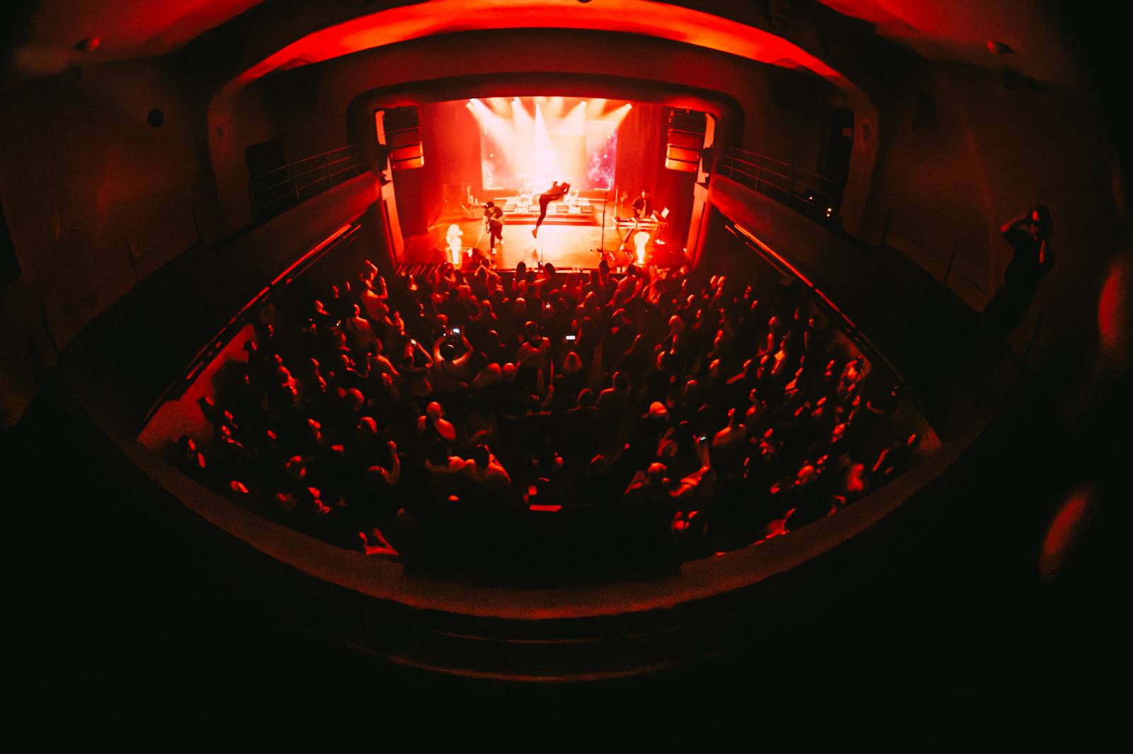 Skyline rozzářili předvánočním mejdanem Palác Akropolis, MC Jacob létal metry vysoko