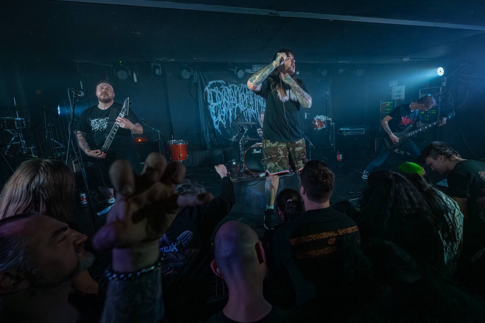 Hrození záchodovými štětkami i házení toaletním papírem. Takový byl Gutafest v Rock Café