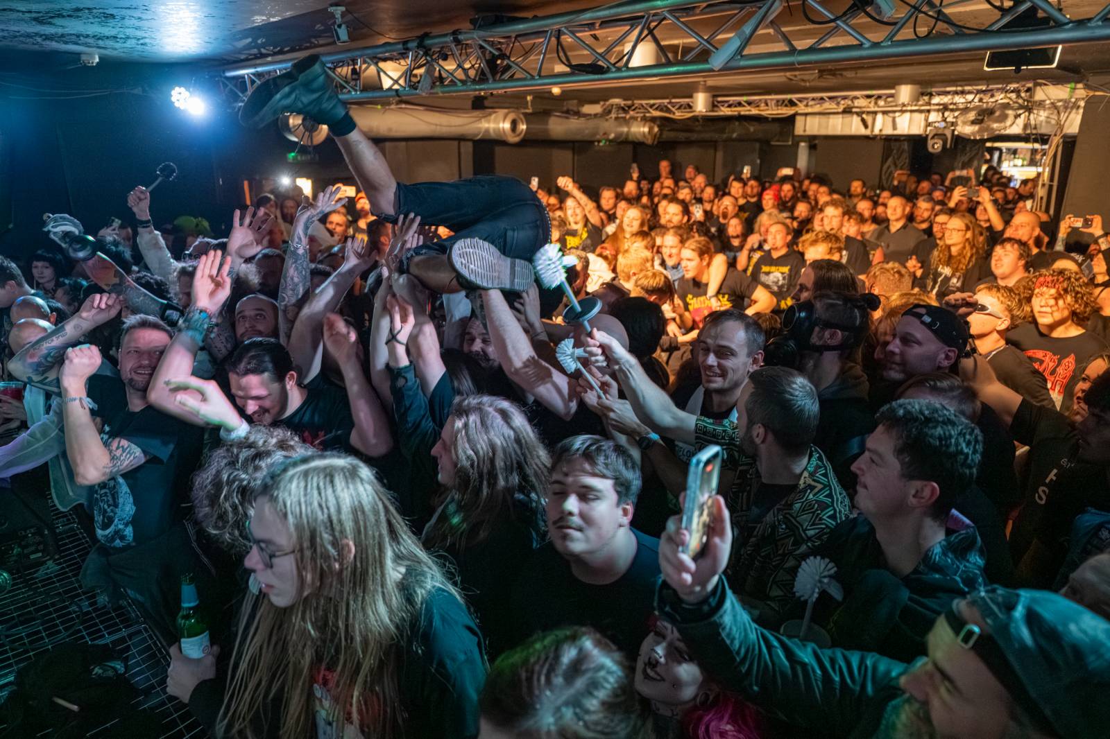 Hrození záchodovými štětkami i házení toaletním papírem. Takový byl Gutafest v Rock Café