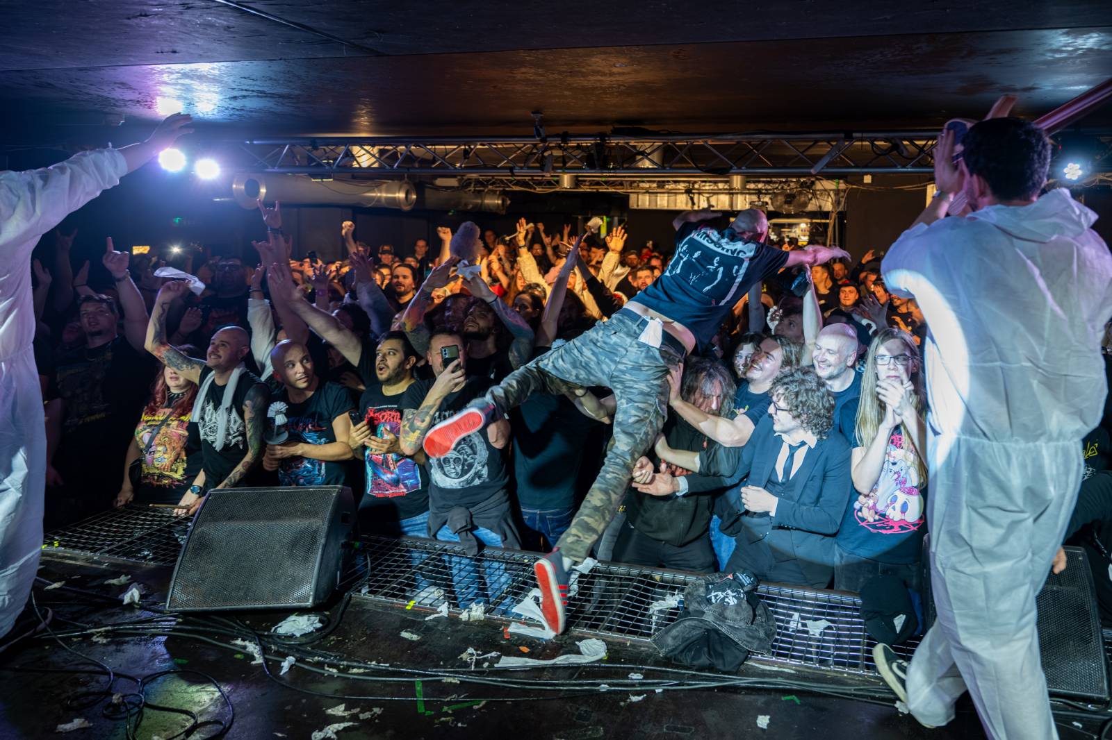 Hrození záchodovými štětkami i házení toaletním papírem. Takový byl Gutafest v Rock Café