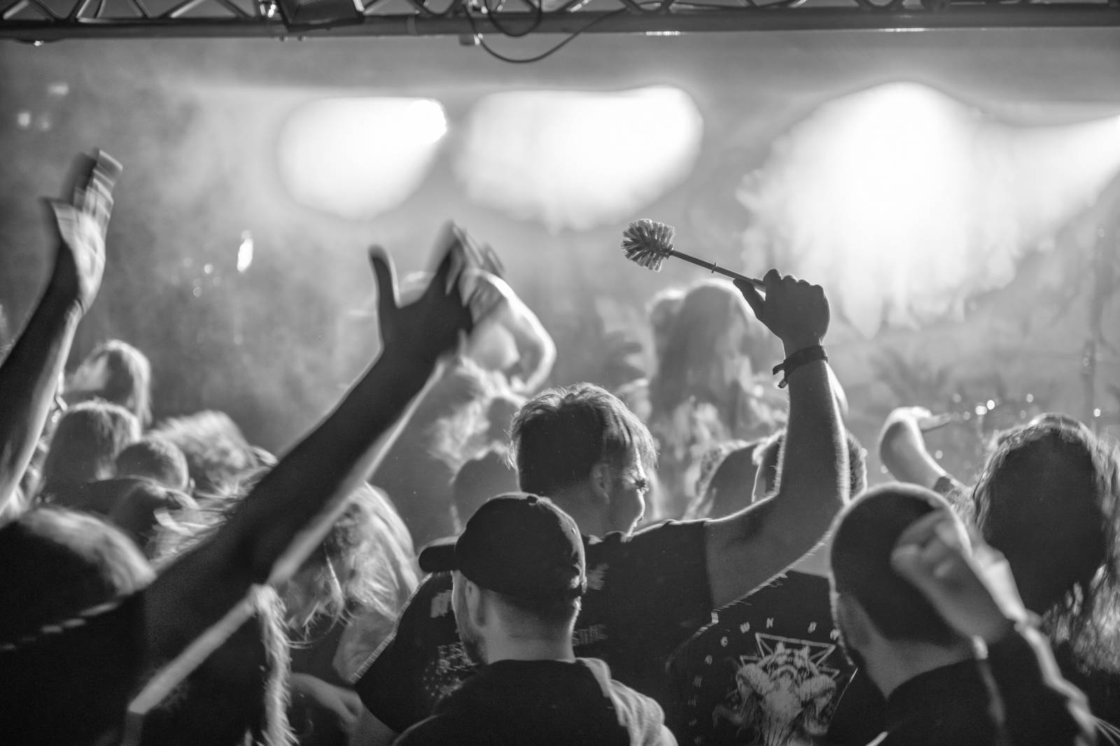 Hrození záchodovými štětkami i házení toaletním papírem. Takový byl Gutafest v Rock Café