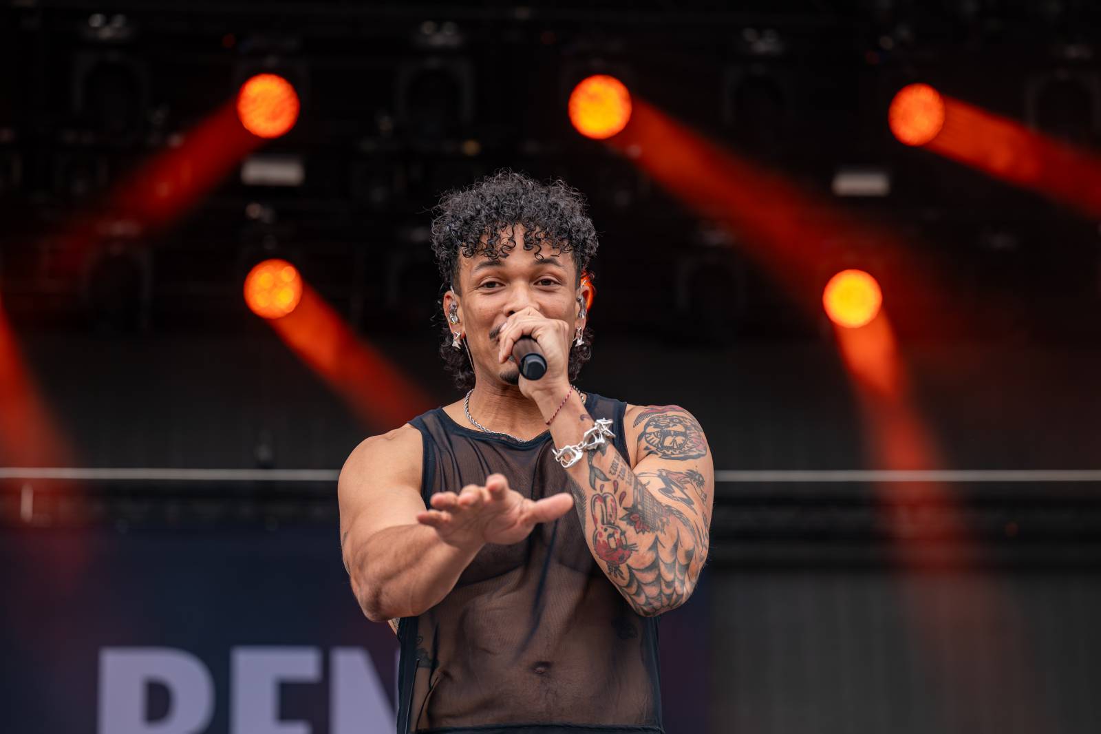 Rok 2025 objektivem fotografů | Z očí do fotoaparátu Jiřího Linharta. Fotil Dymytry, Pana Lynxe, Čechomor i Martu Jandovou