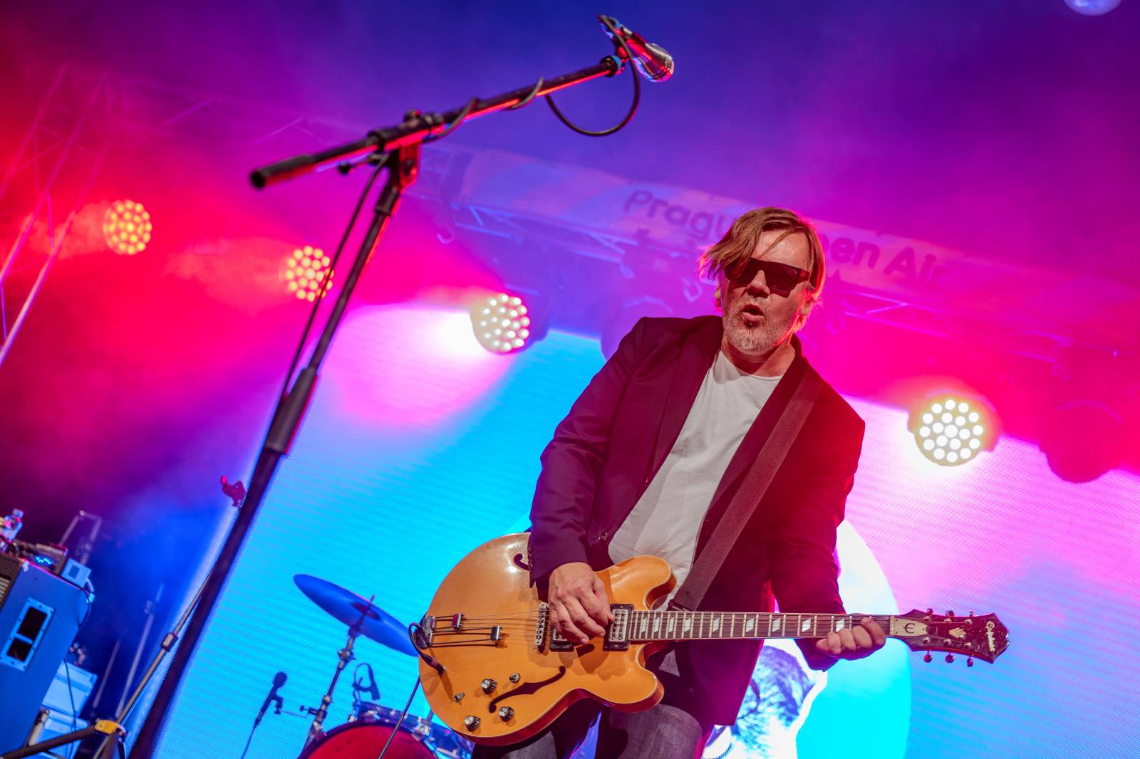 Rok 2025 objektivem fotografů | Z očí do fotoaparátu Jiřího Linharta. Fotil Dymytry, Pana Lynxe, Čechomor i Martu Jandovou