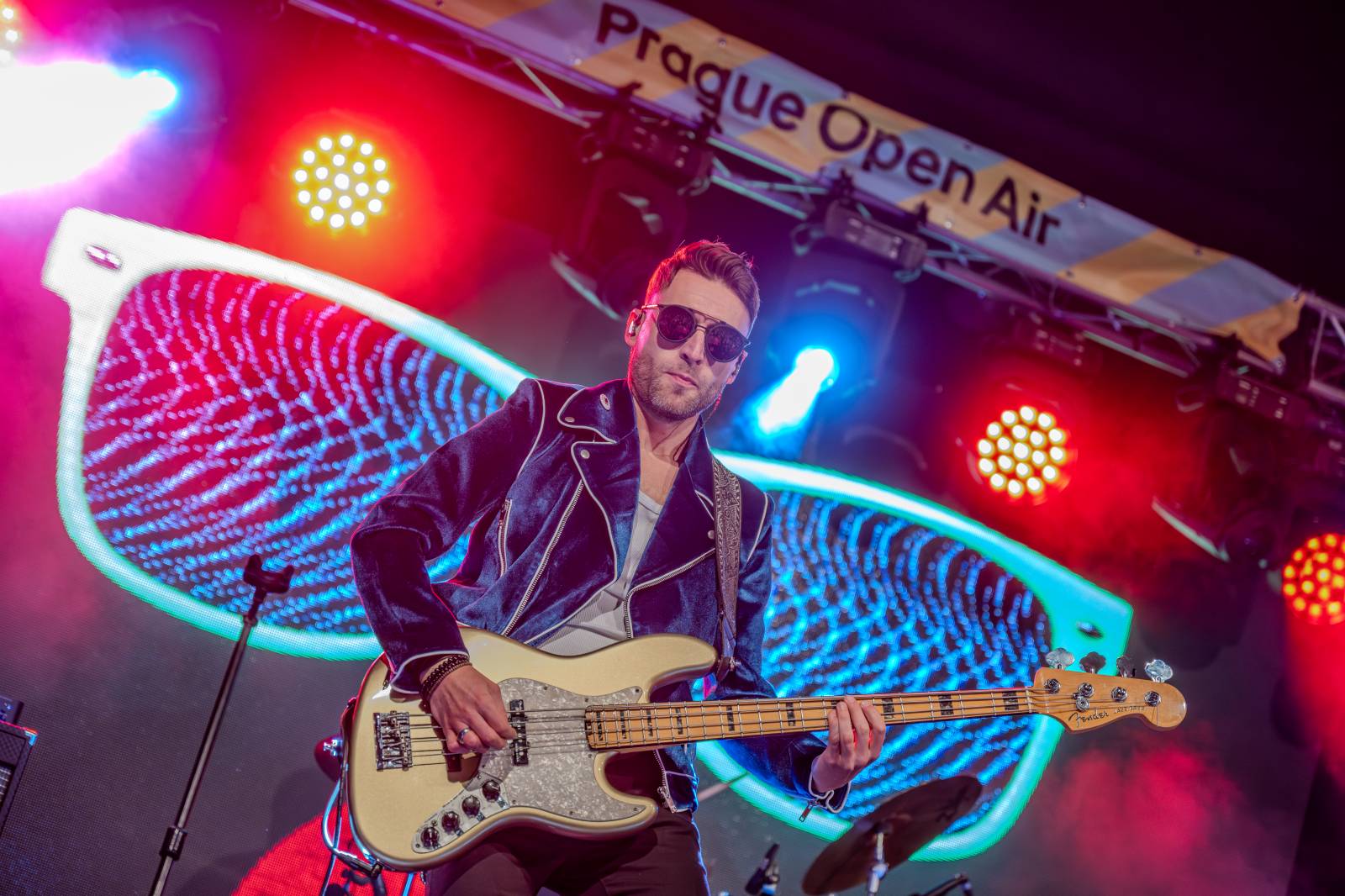 Rok 2025 objektivem fotografů | Z očí do fotoaparátu Jiřího Linharta. Fotil Dymytry, Pana Lynxe, Čechomor i Martu Jandovou