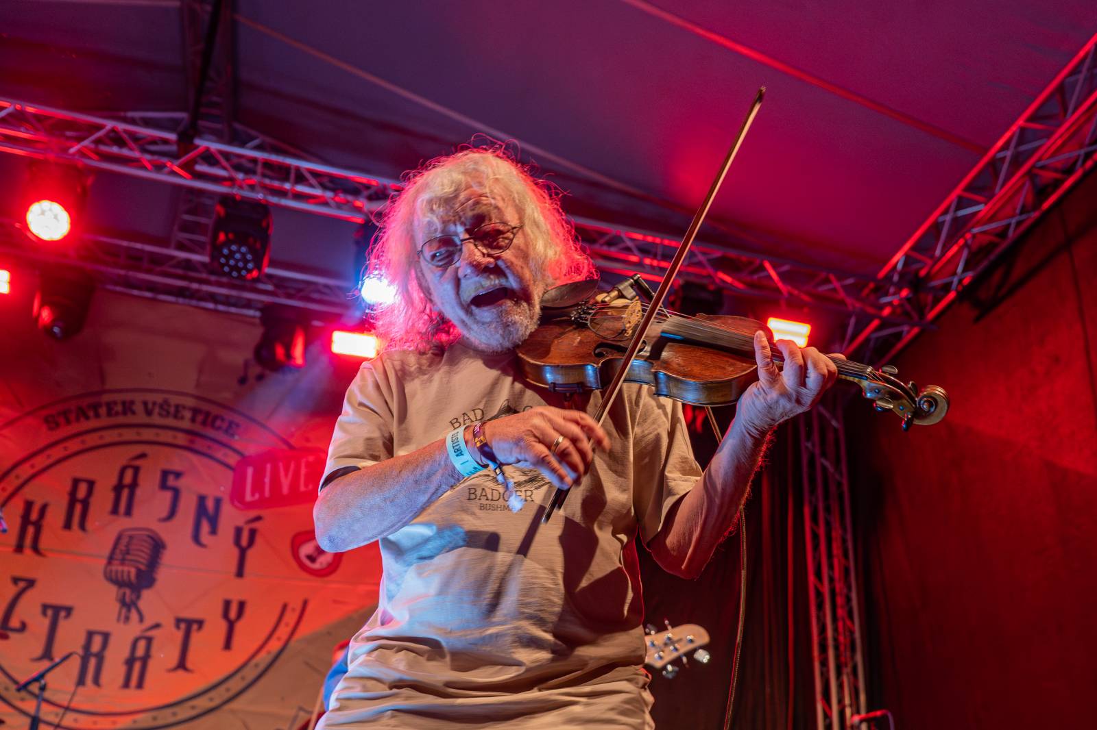 Rok 2025 objektivem fotografů | Z očí do fotoaparátu Jiřího Linharta. Fotil Dymytry, Pana Lynxe, Čechomor i Martu Jandovou