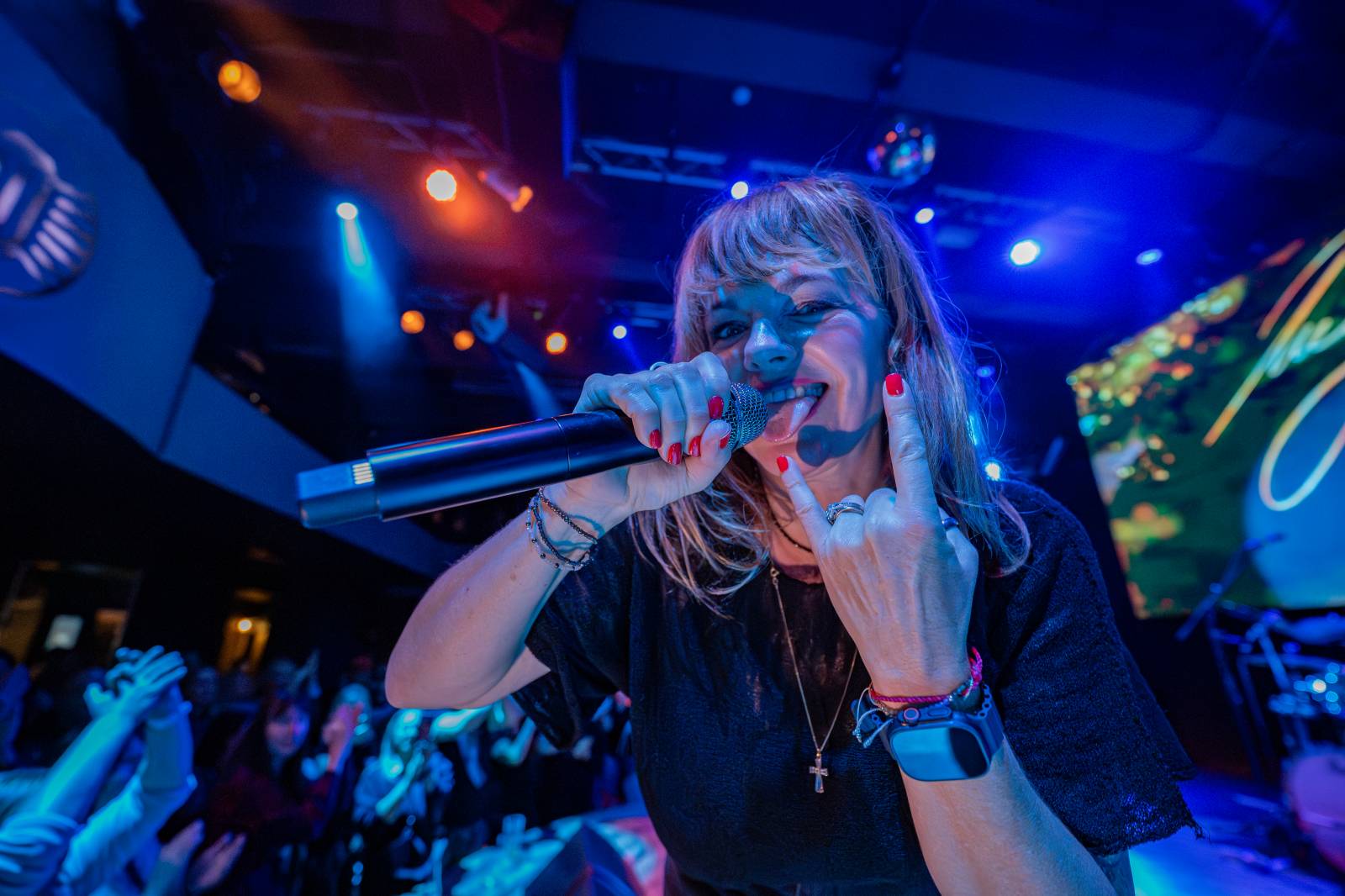 Rok 2025 objektivem fotografů | Z očí do fotoaparátu Jiřího Linharta. Fotil Dymytry, Pana Lynxe, Čechomor i Martu Jandovou