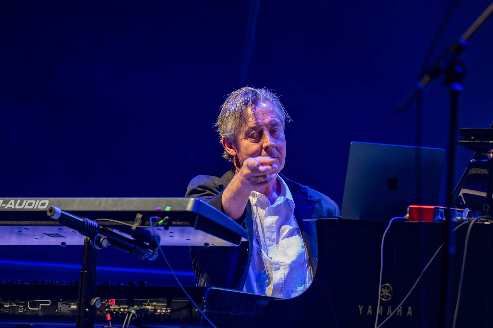 Rok 2025 objektivem fotografů | Z očí do fotoaparátu Jiřího Linharta. Fotil Dymytry, Pana Lynxe, Čechomor i Martu Jandovou