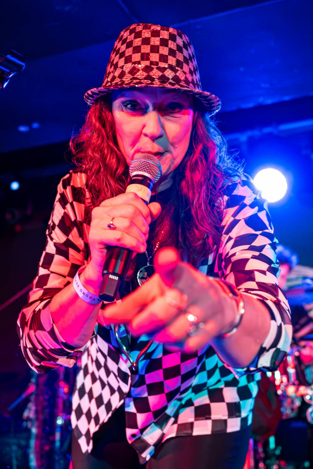 Rok 2025 objektivem fotografů | Z očí do fotoaparátu Jiřího Linharta. Fotil Dymytry, Pana Lynxe, Čechomor i Martu Jandovou