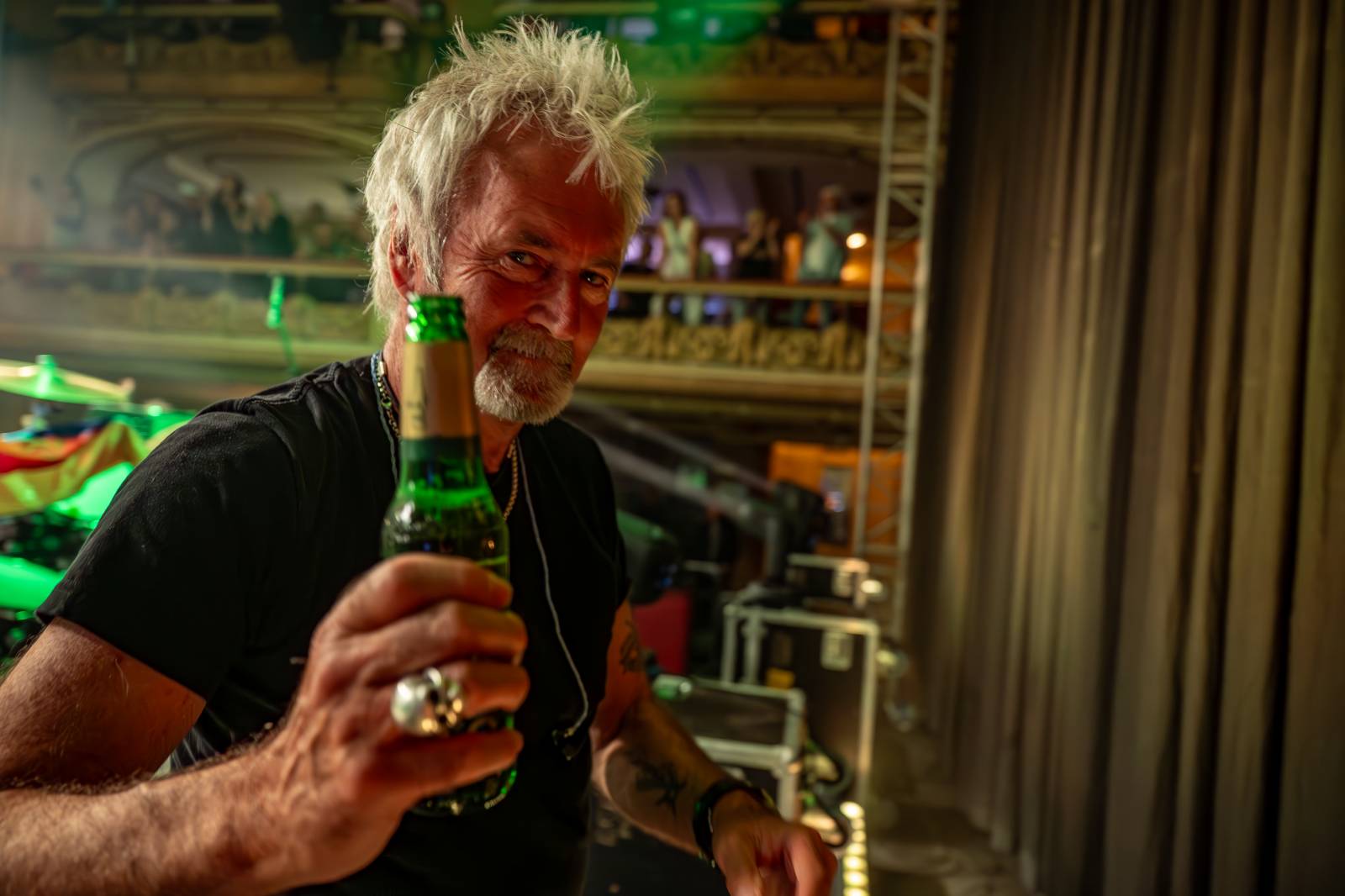 Rok 2025 objektivem fotografů | Z očí do fotoaparátu Jiřího Linharta. Fotil Dymytry, Pana Lynxe, Čechomor i Martu Jandovou