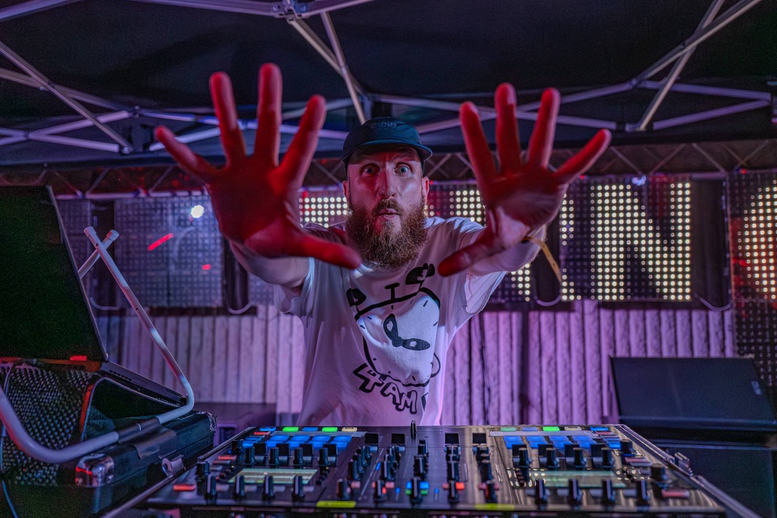 Rok 2025 objektivem fotografů | Z očí do fotoaparátu Jiřího Linharta. Fotil Dymytry, Pana Lynxe, Čechomor i Martu Jandovou