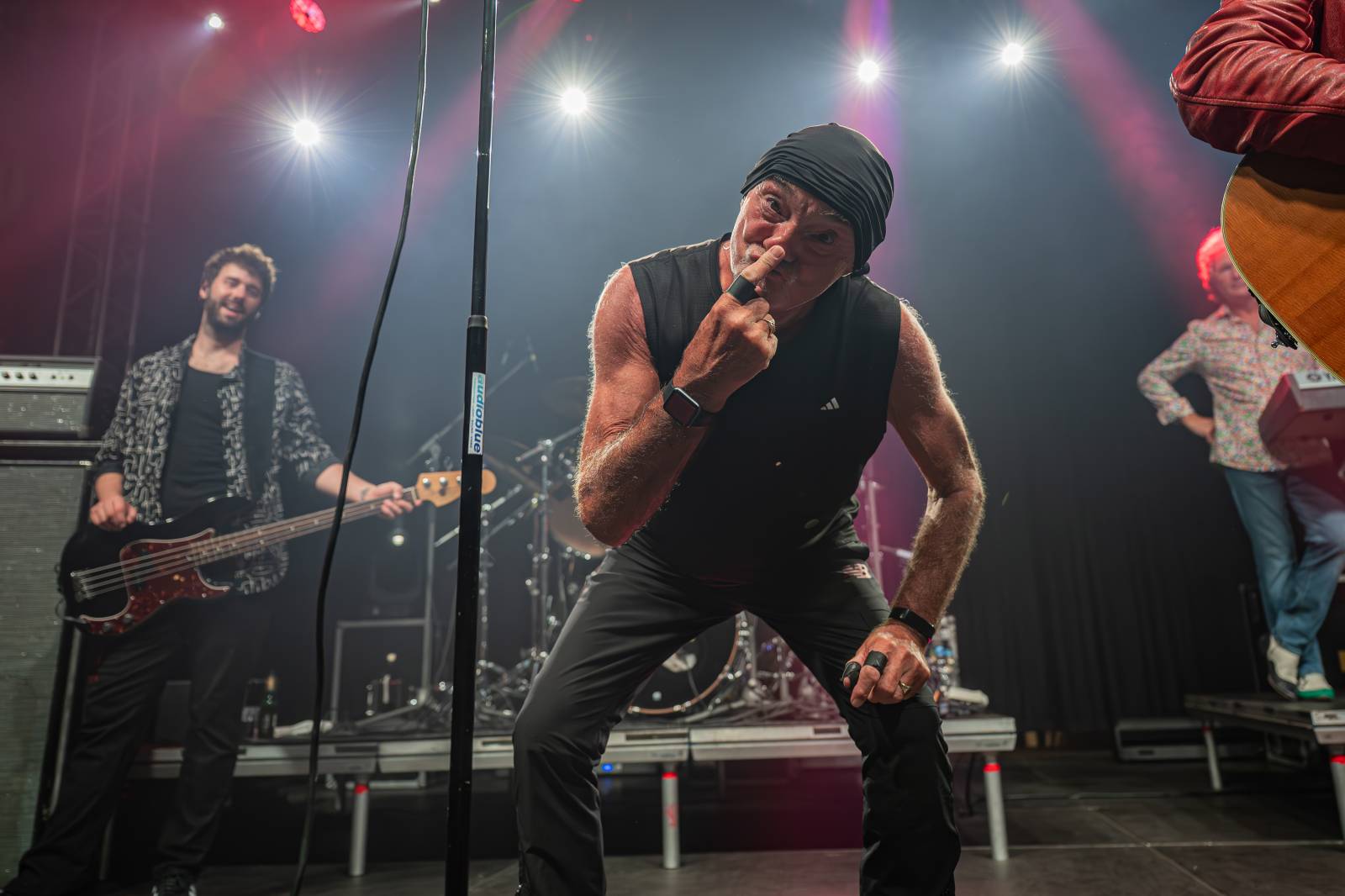 Rok 2025 objektivem fotografů | Z očí do fotoaparátu Jiřího Linharta. Fotil Dymytry, Pana Lynxe, Čechomor i Martu Jandovou