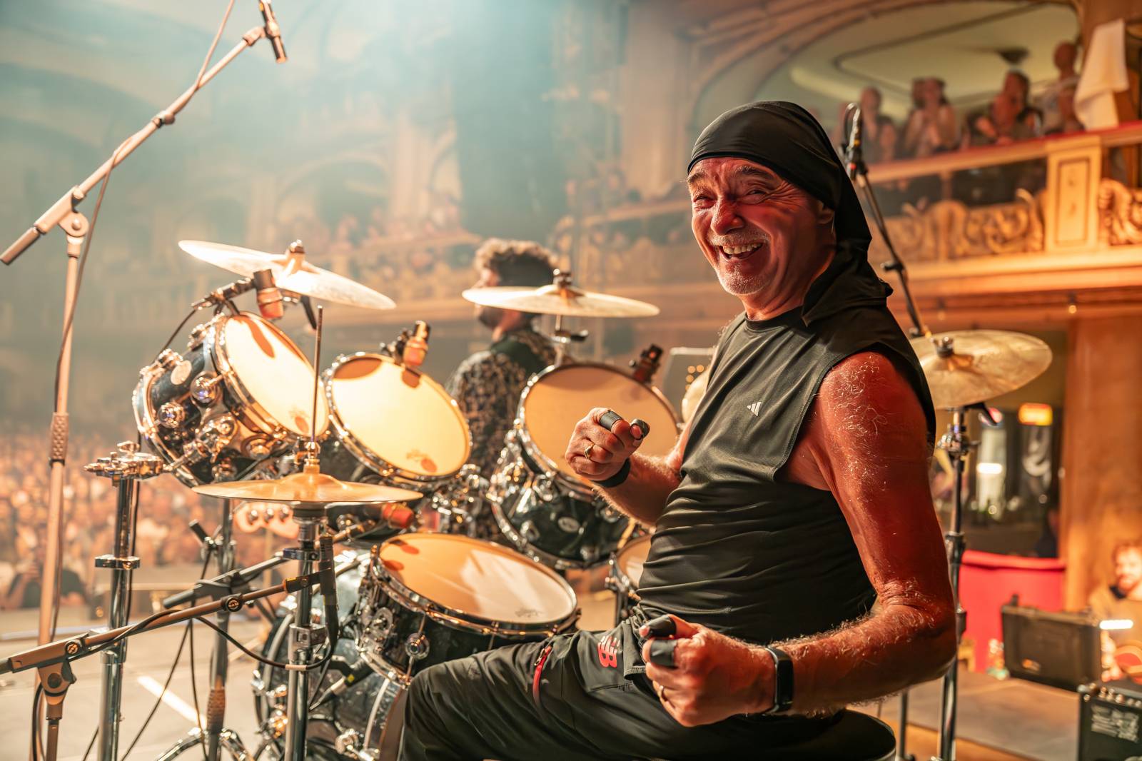 Rok 2025 objektivem fotografů | Z očí do fotoaparátu Jiřího Linharta. Fotil Dymytry, Pana Lynxe, Čechomor i Martu Jandovou