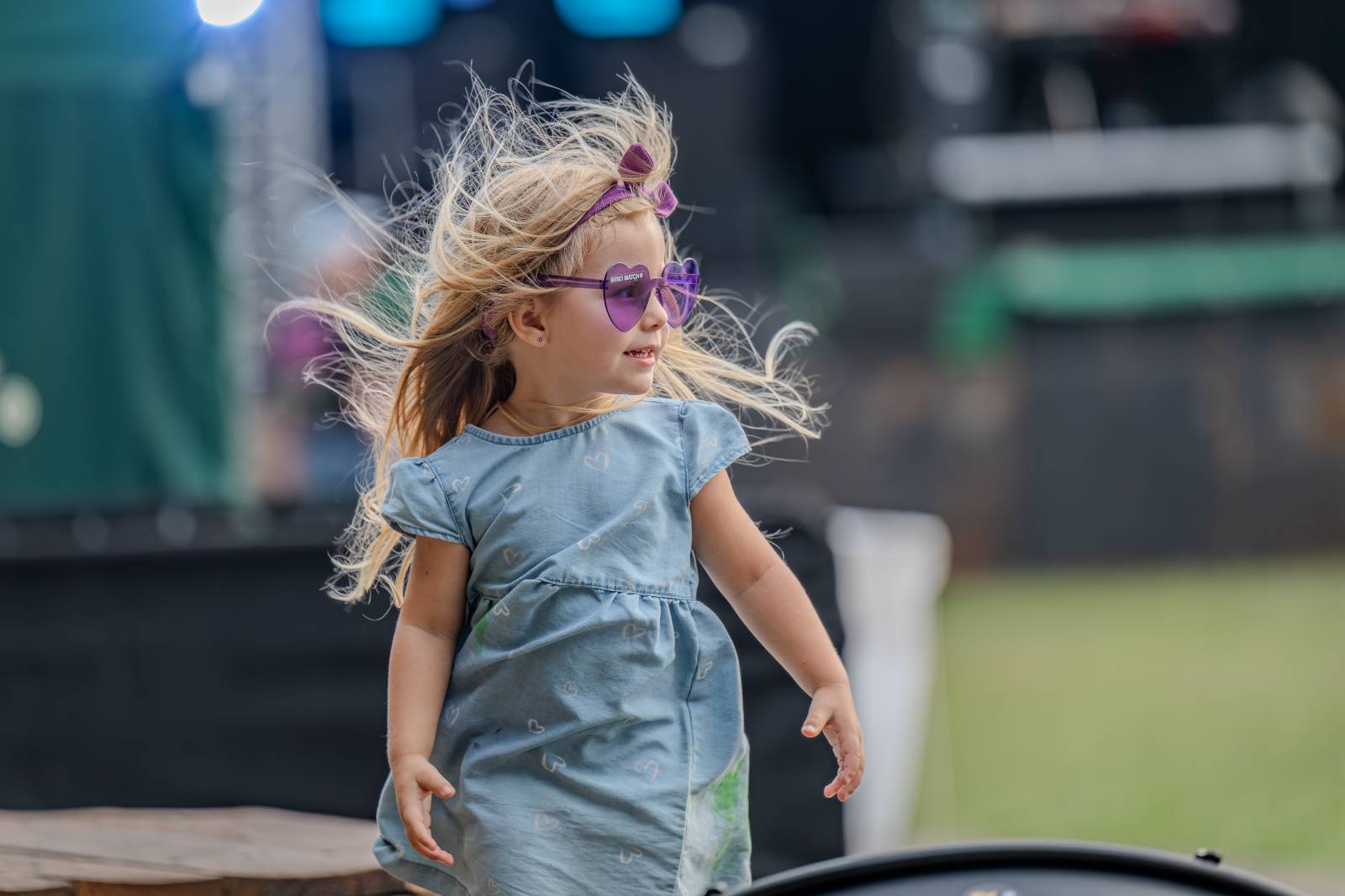 Rok 2025 objektivem fotografů | Z očí do fotoaparátu Jiřího Linharta. Fotil Dymytry, Pana Lynxe, Čechomor i Martu Jandovou