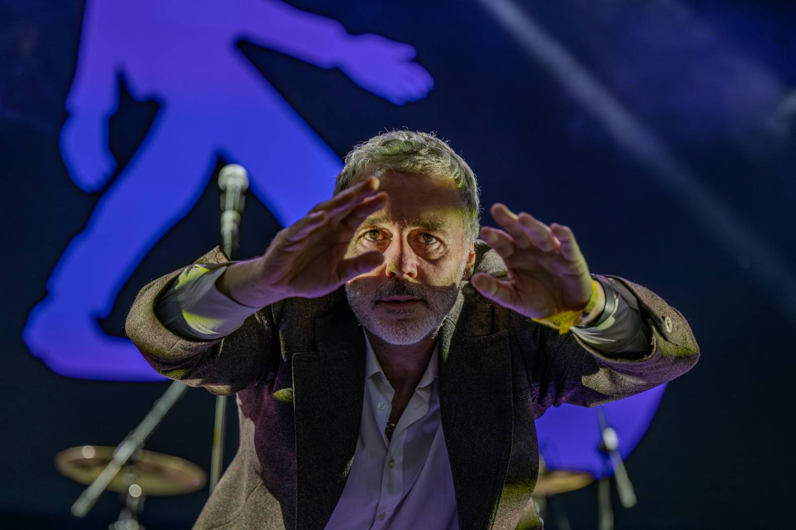 Rok 2025 objektivem fotografů | Z očí do fotoaparátu Jiřího Linharta. Fotil Dymytry, Pana Lynxe, Čechomor i Martu Jandovou