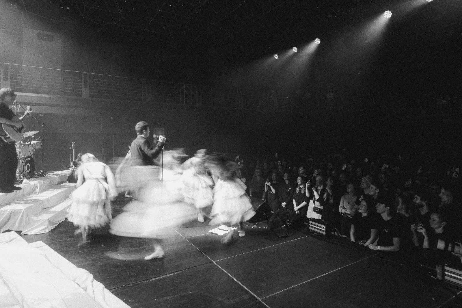 Folklor, alternativa a silné emoce: Billy Barman a SL'UK připravili v plné Arše+ povedenou show