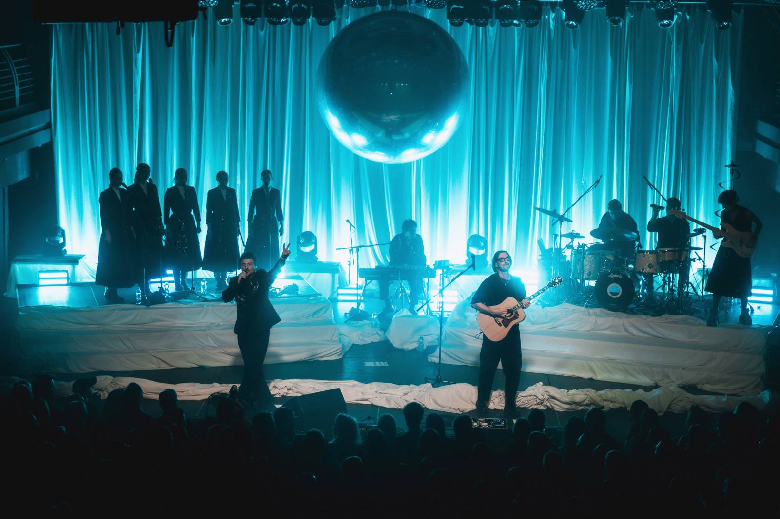 Folklor, alternativa a silné emoce: Billy Barman a SL'UK připravili v plné Arše+ povedenou show
