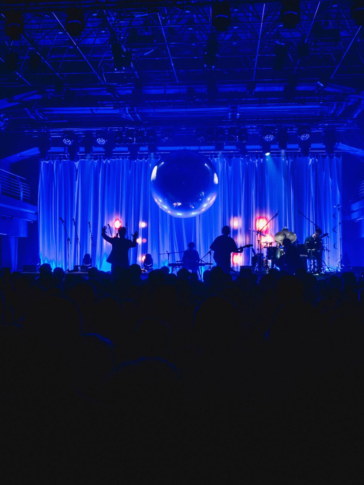 Folklor, alternativa a silné emoce: Billy Barman a SL'UK připravili v plné Arše+ povedenou show