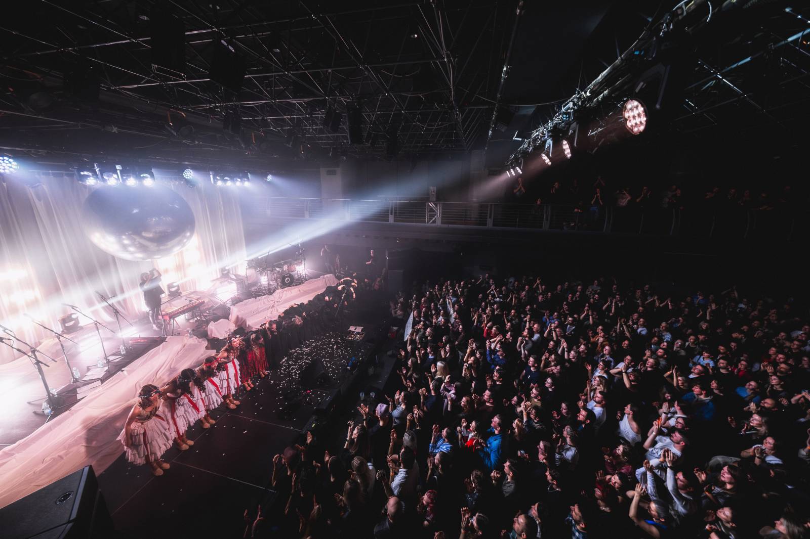 Folklor, alternativa a silné emoce: Billy Barman a SL'UK připravili v plné Arše+ povedenou show