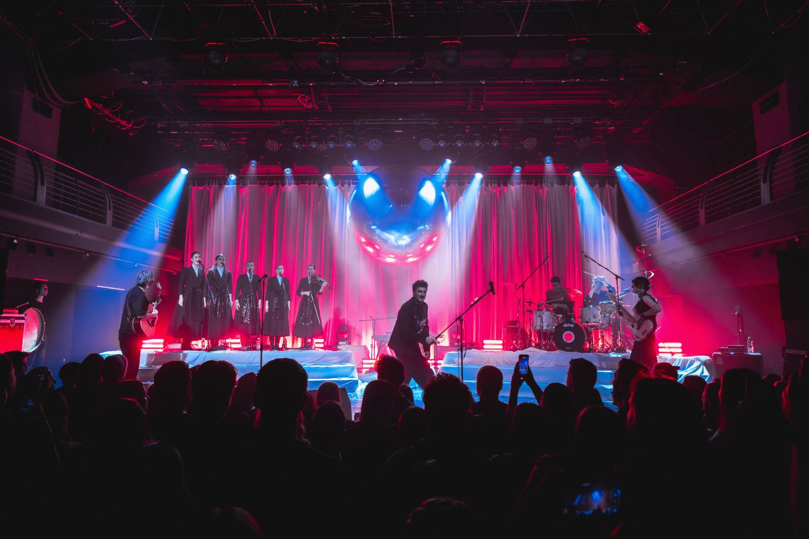 Folklor, alternativa a silné emoce: Billy Barman a SL'UK připravili v plné Arše+ povedenou show