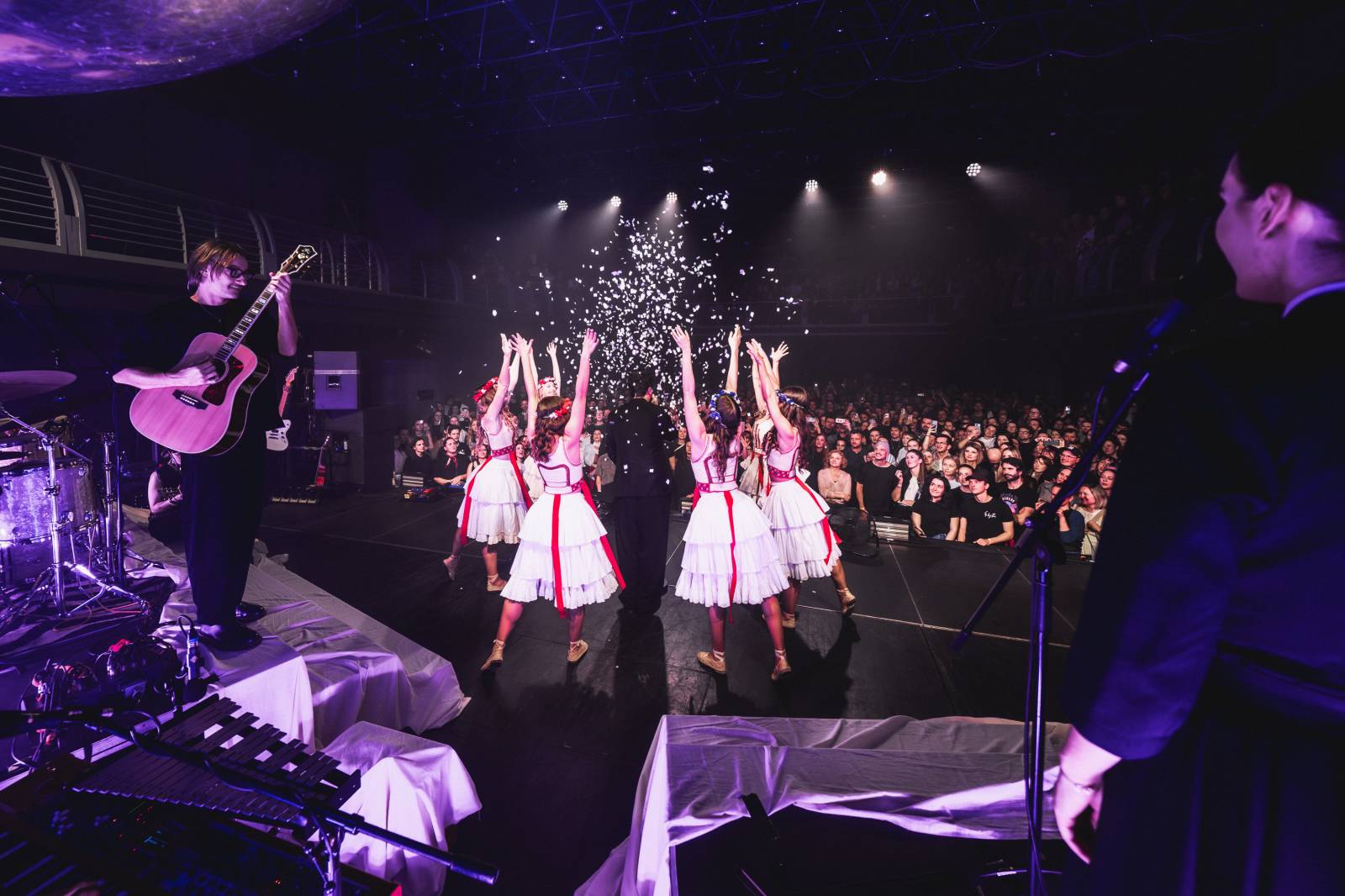 Folklor, alternativa a silné emoce: Billy Barman a SL'UK připravili v plné Arše+ povedenou show