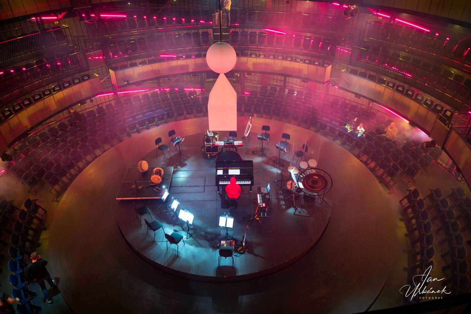 Rok 2025 objektivem fotografů | Jan Urbánek fotil pro Tři sestry, vyrazil i na poslední koncert J.A.R. a festival Rock for People