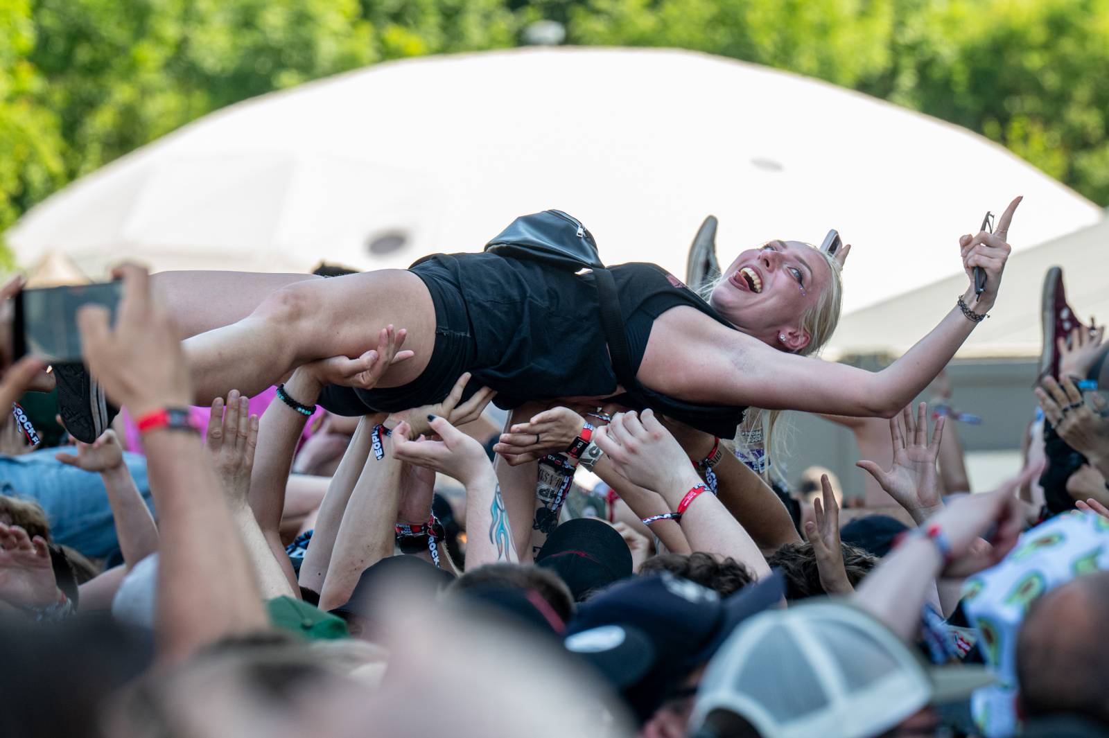 Rok 2025 objektivem fotografů | Jan Urbánek fotil pro Tři sestry, vyrazil i na poslední koncert J.A.R. a festival Rock for People