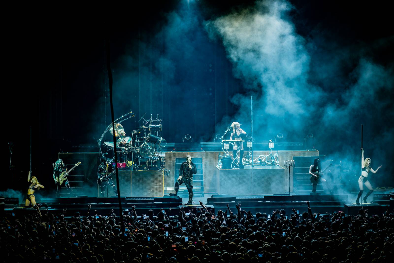 Till Lindemann v Praze opět provokoval. Fanoušky pozval do svého světa plného bizarností