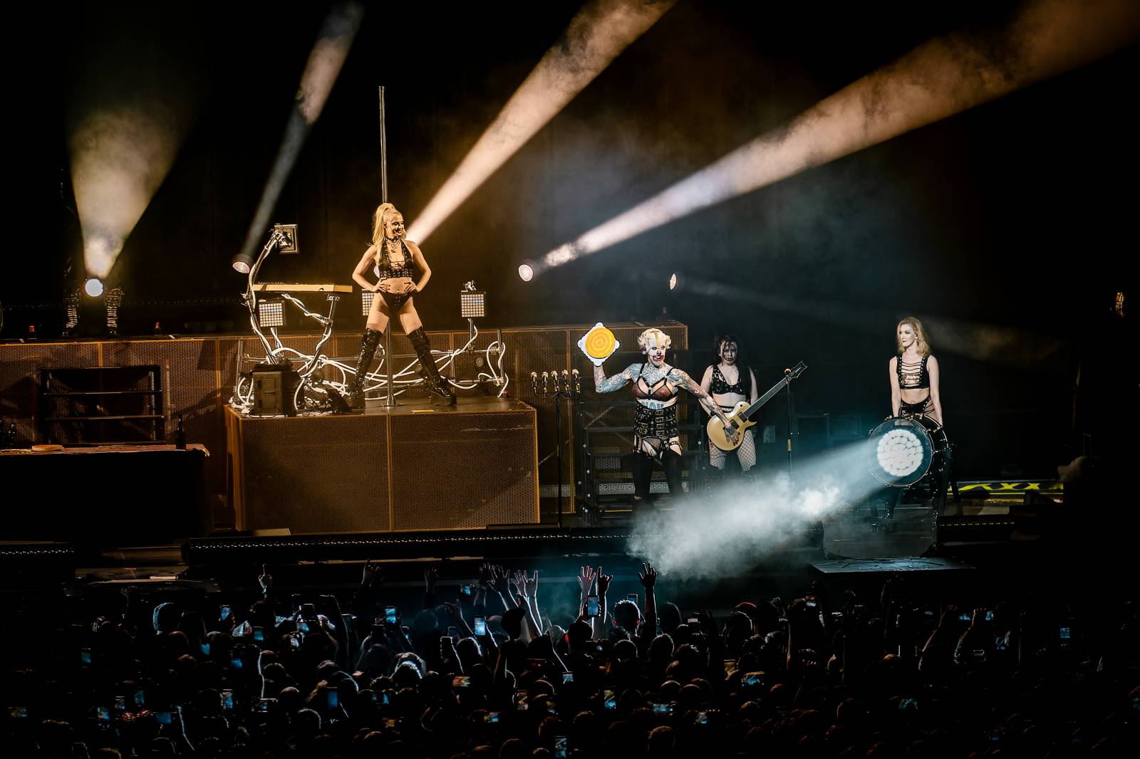 Till Lindemann v Praze opět provokoval. Fanoušky pozval do svého světa plného bizarností